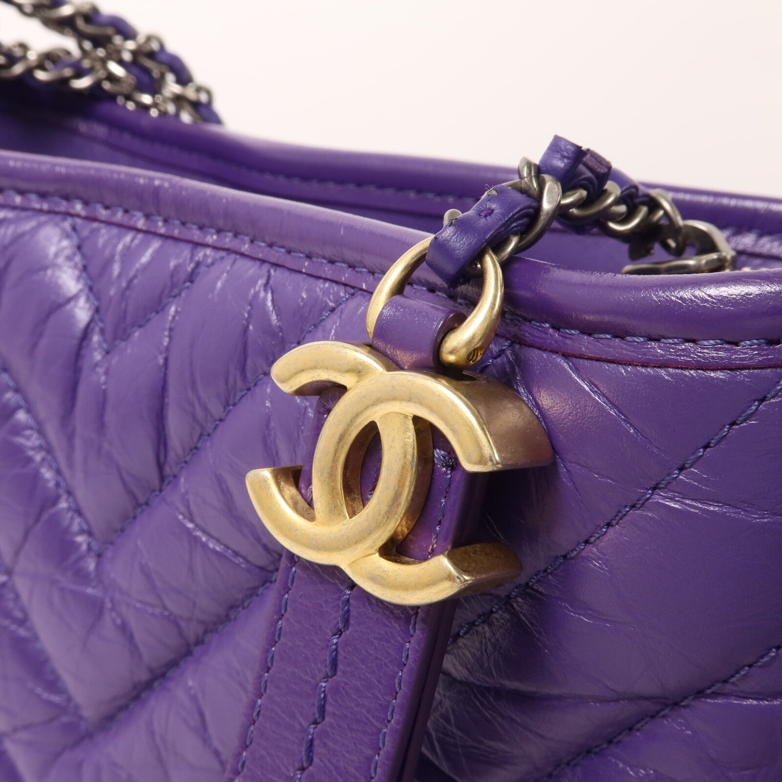 CHANEL 牛皮皮革Gabrielle Small Chevron鏈帶肩背袋