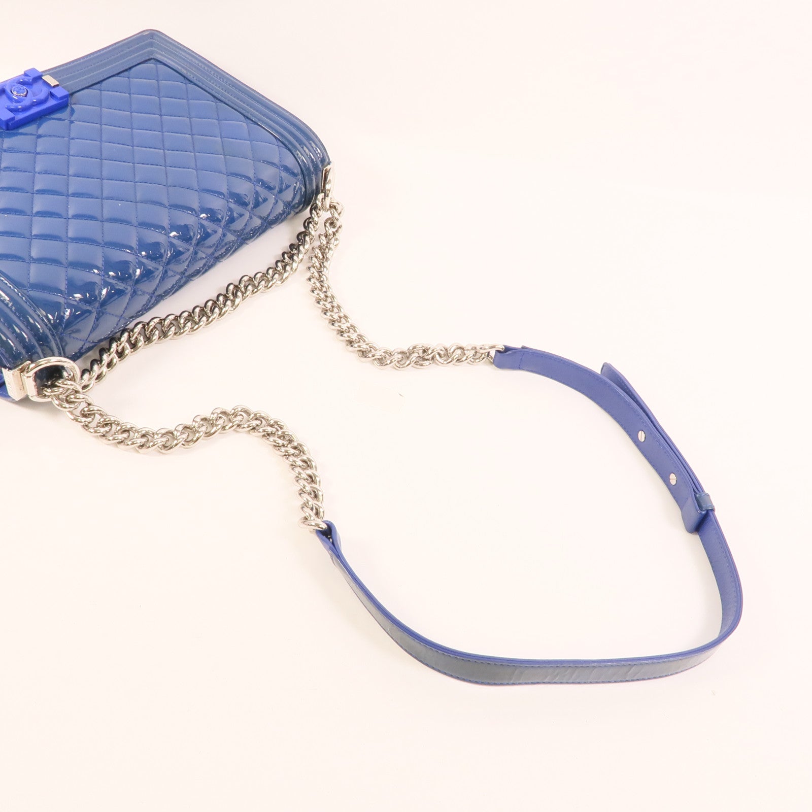 CHANEL 漆皮皮革Boy 28鏈帶肩背袋