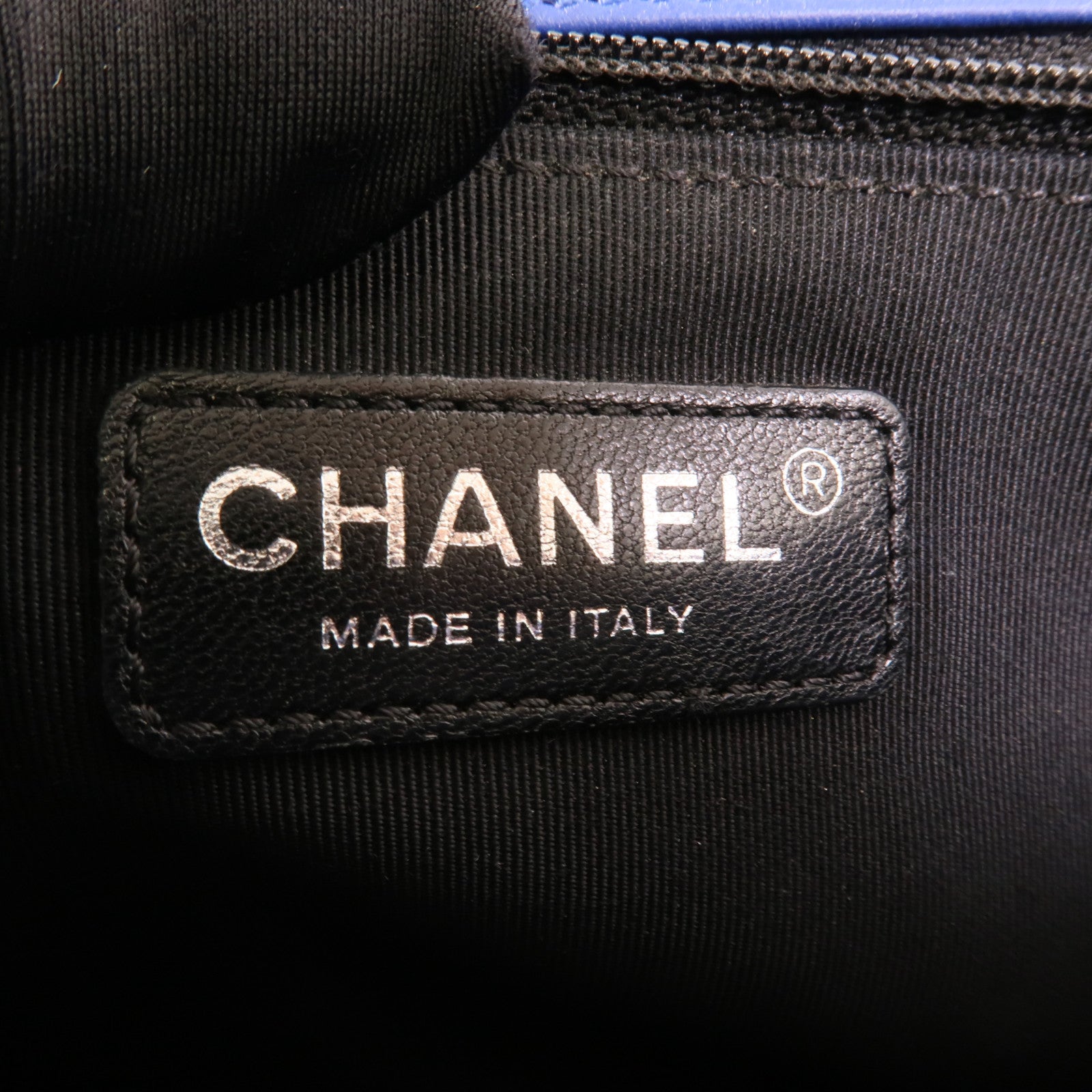 CHANEL 漆皮皮革Boy 28鏈帶肩背袋