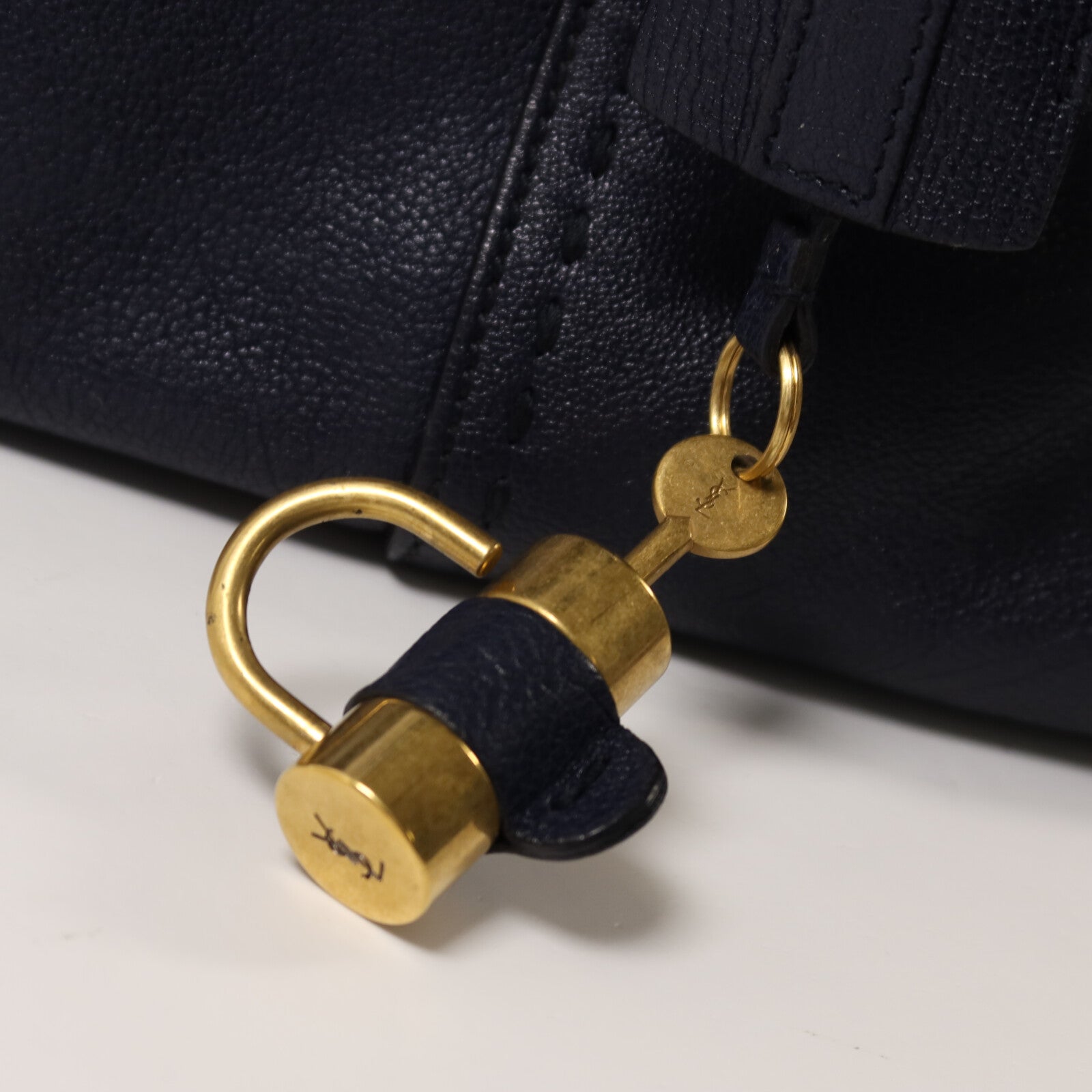 YVES SAINT LAURENT 牛皮皮革Muse金扣手挽袋