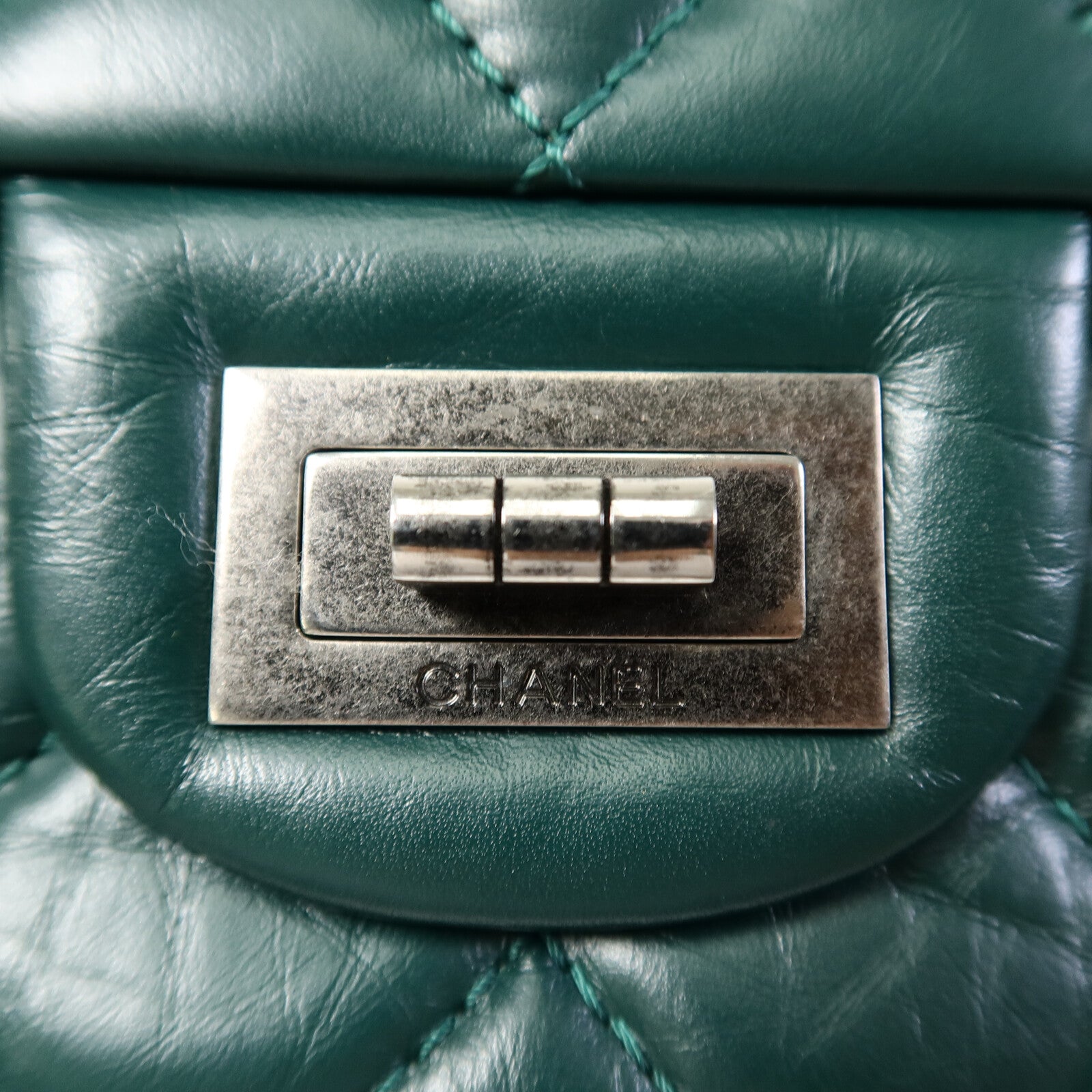 CHANEL 牛皮皮革2.55 Jumbo 鏈帶肩背袋