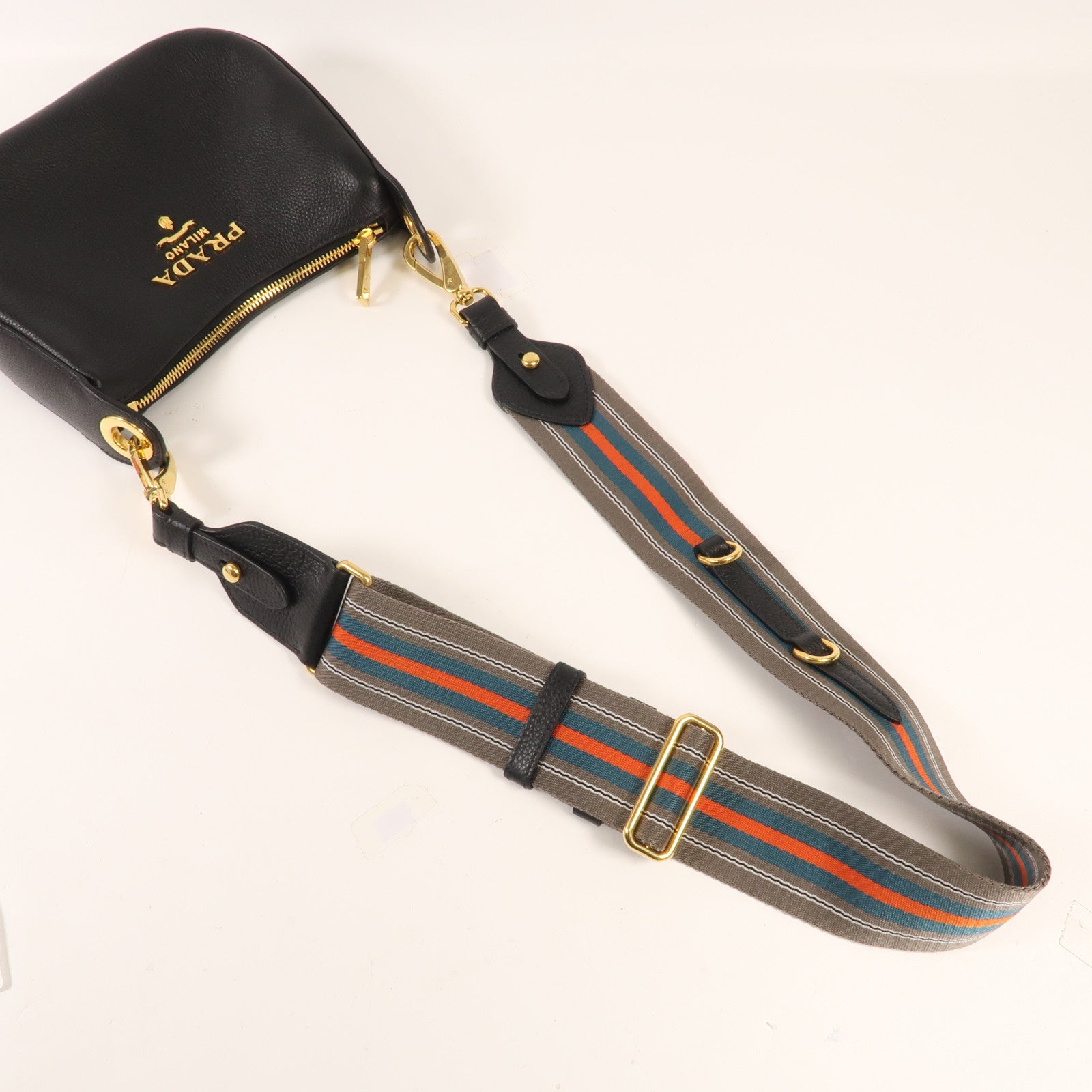 PRADA 牛皮皮革Vitello Phoenix金扣肩背袋