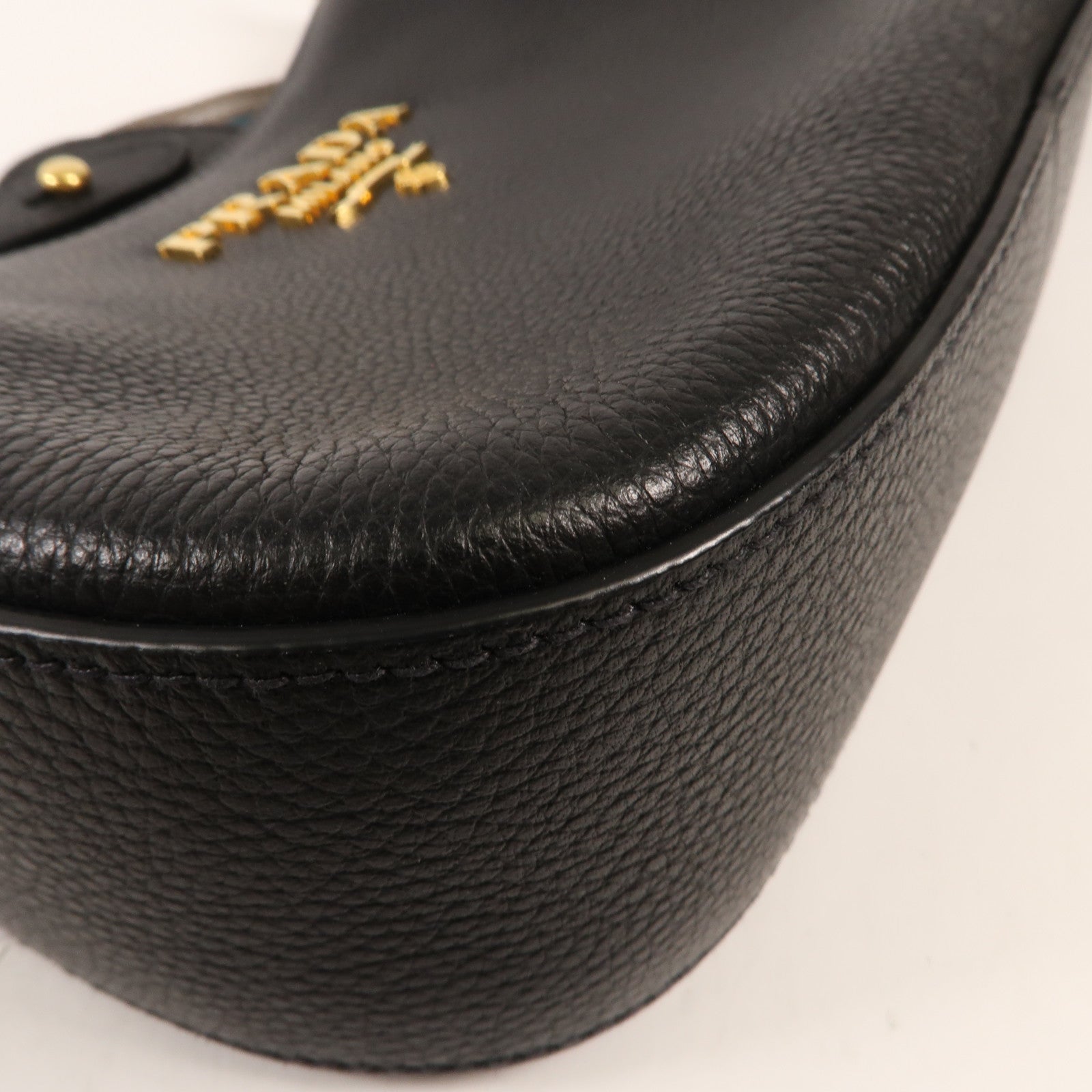 PRADA 牛皮皮革Vitello Phoenix金扣肩背袋