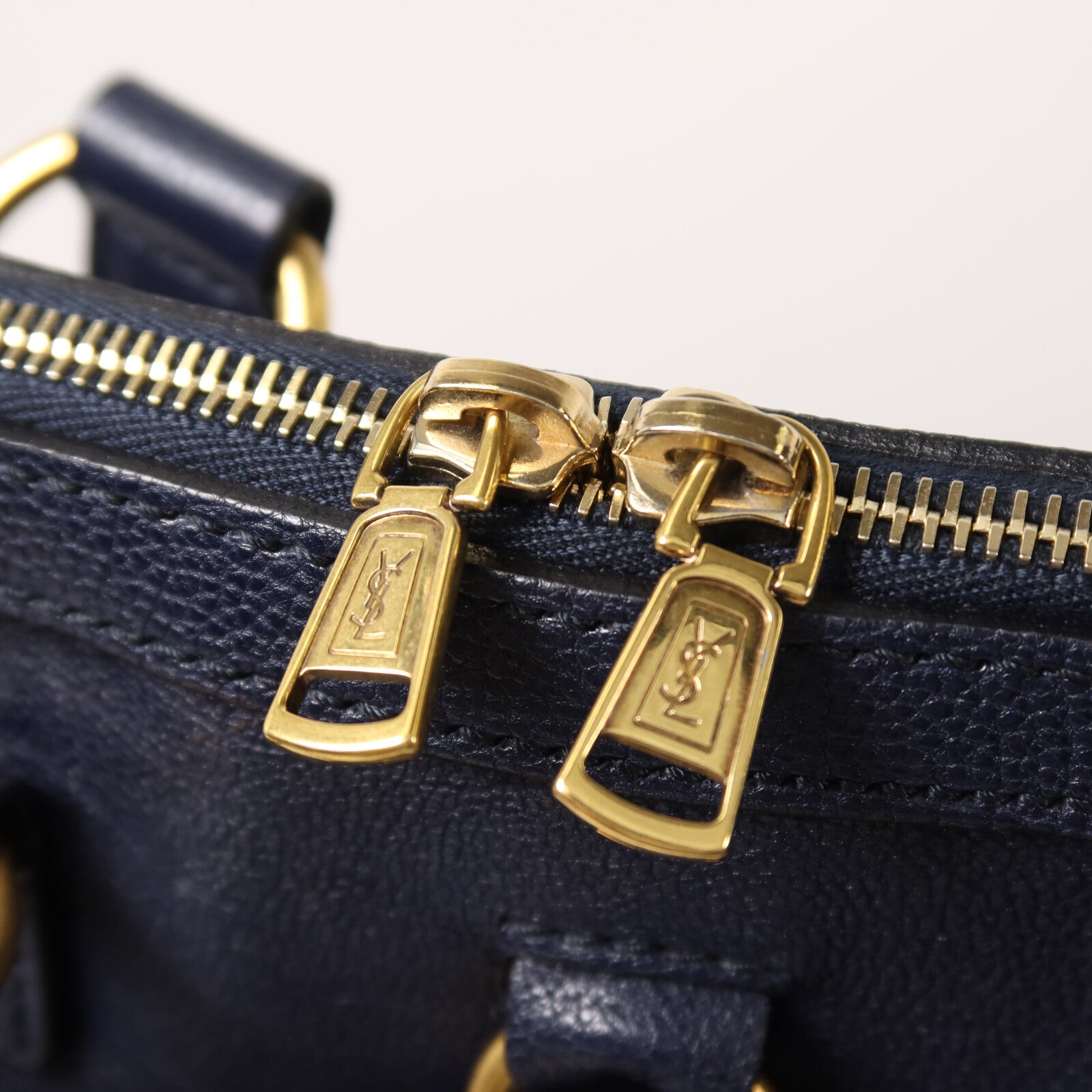 YVES SAINT LAURENT 牛皮皮革Muse金扣手挽袋