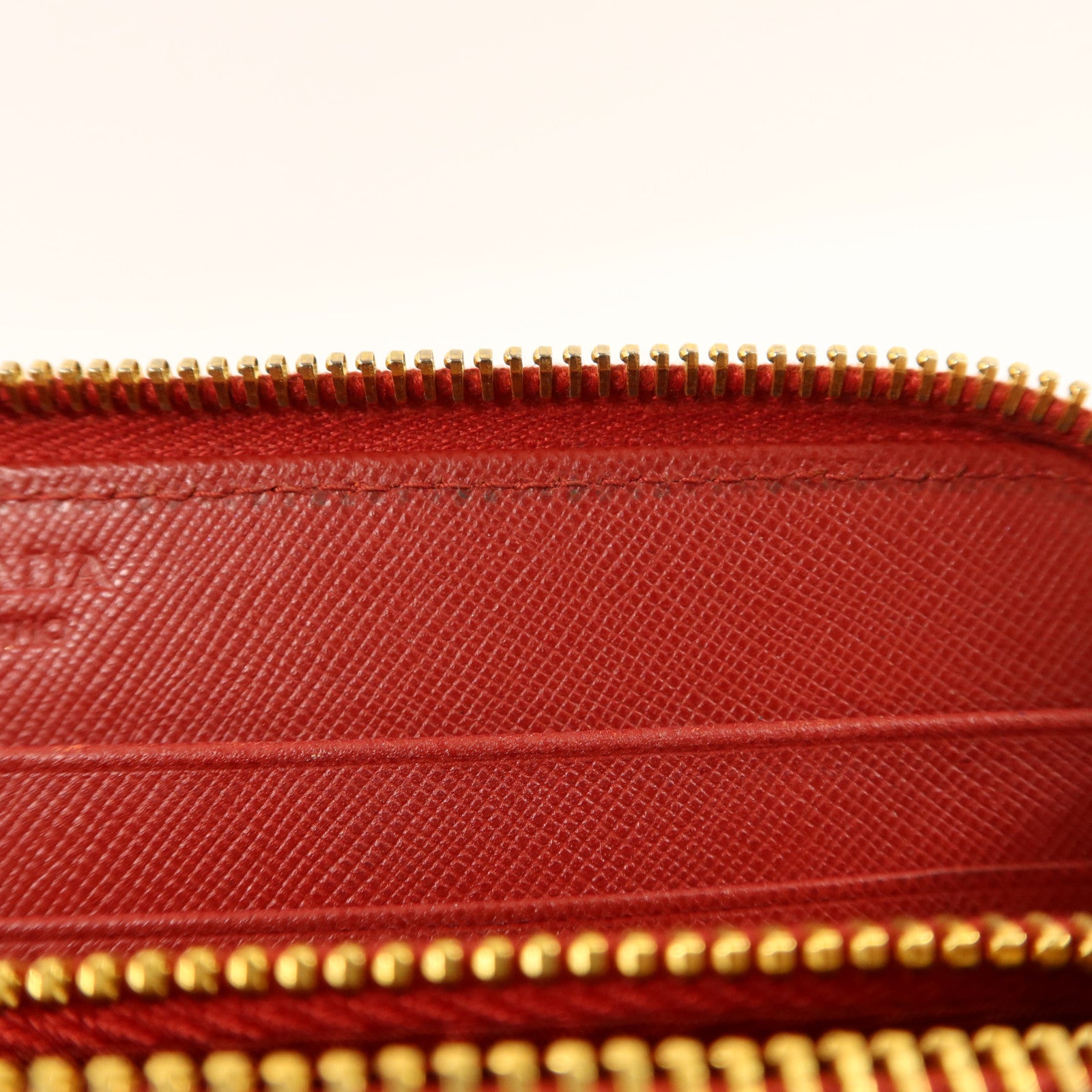 PRADA Saffiano皮革Long Round Wallet金扣長錢包