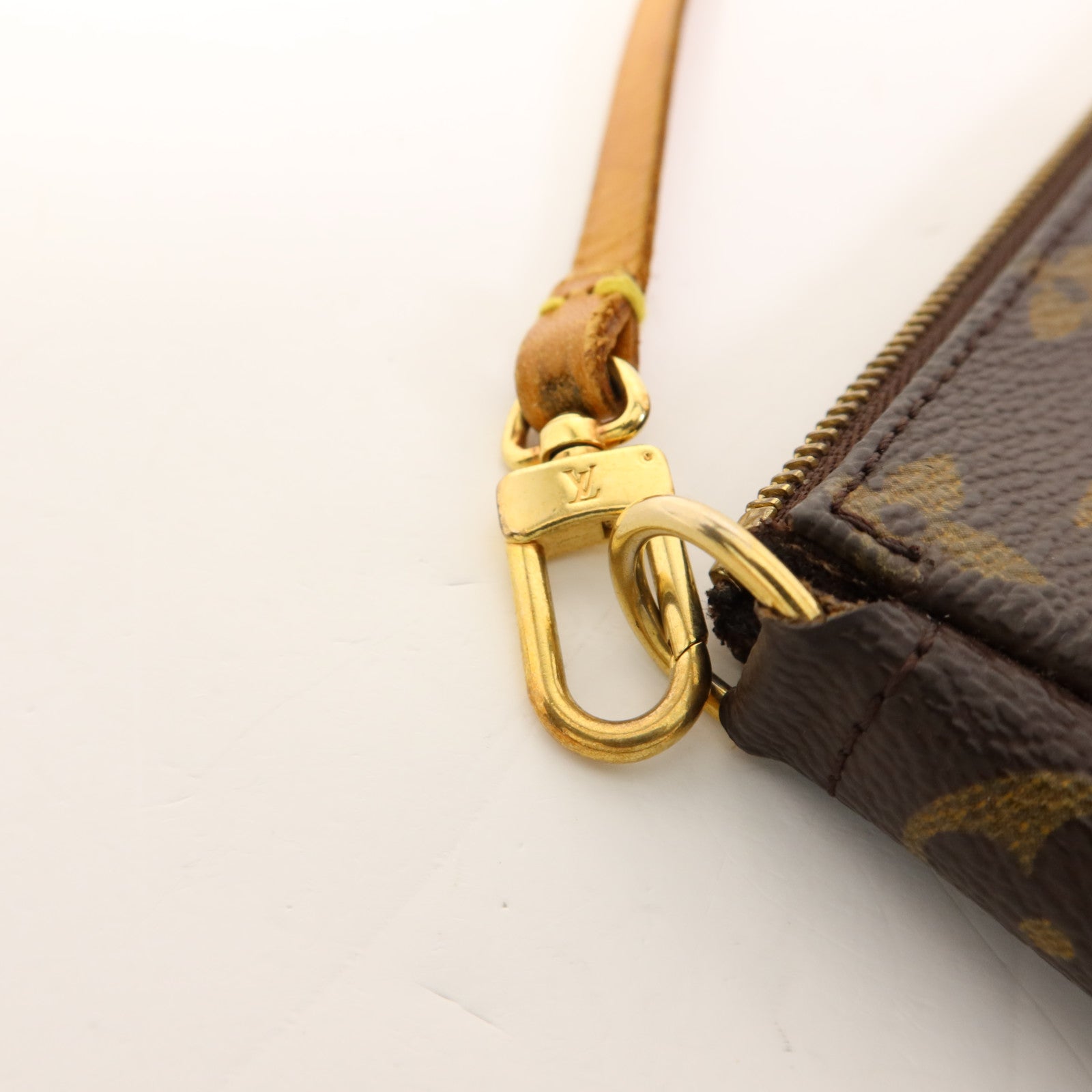 LOUIS VUITTON Monogram Pochette Accessoires金扣手挽袋棕色