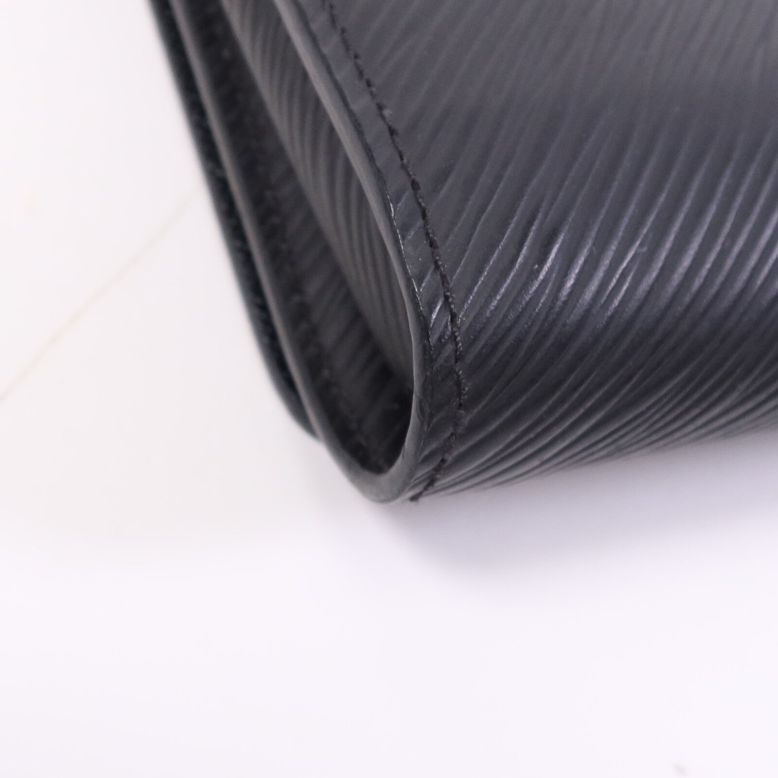 LOUIS VUITTON Epi Portefuille Twist Chain Wallet銀扣鏈帶肩背袋