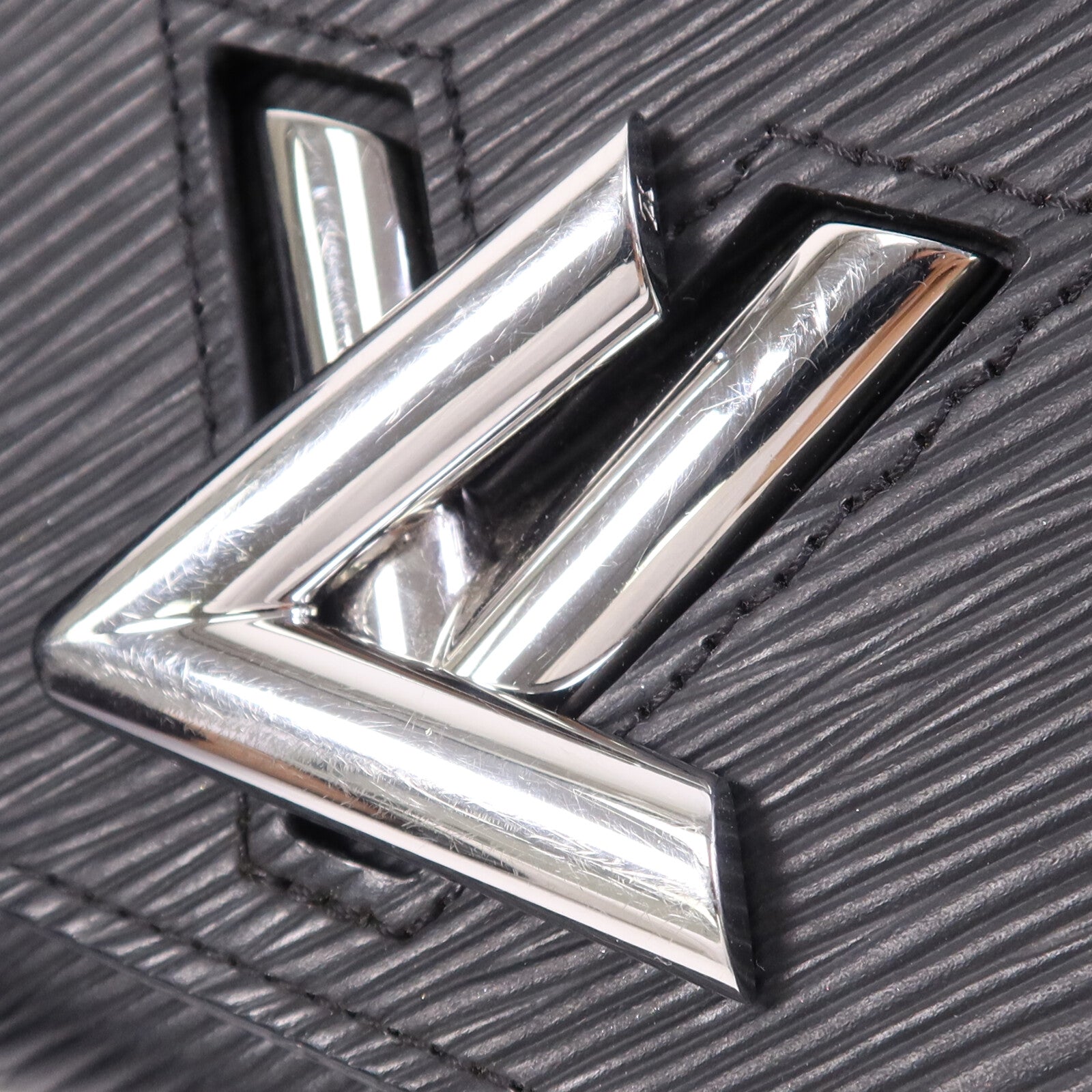 LOUIS VUITTON Epi Portefuille Twist Chain Wallet銀扣鏈帶肩背袋