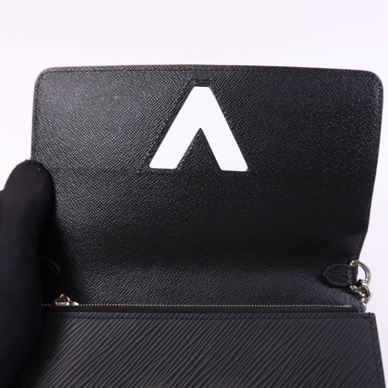 LOUIS VUITTON Epi Portefuille Twist Chain Wallet銀扣鏈帶肩背袋