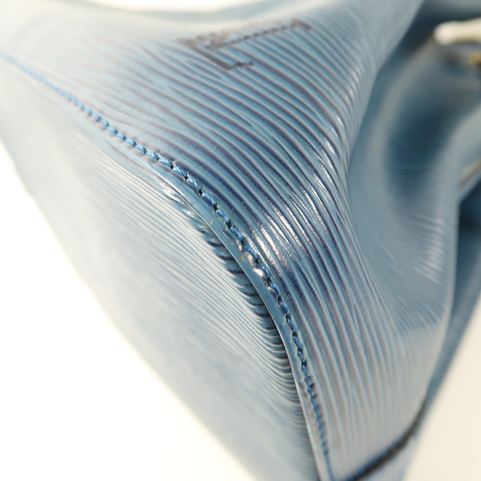 LOUIS VUITTON Epi Petit Noe金扣肩背袋