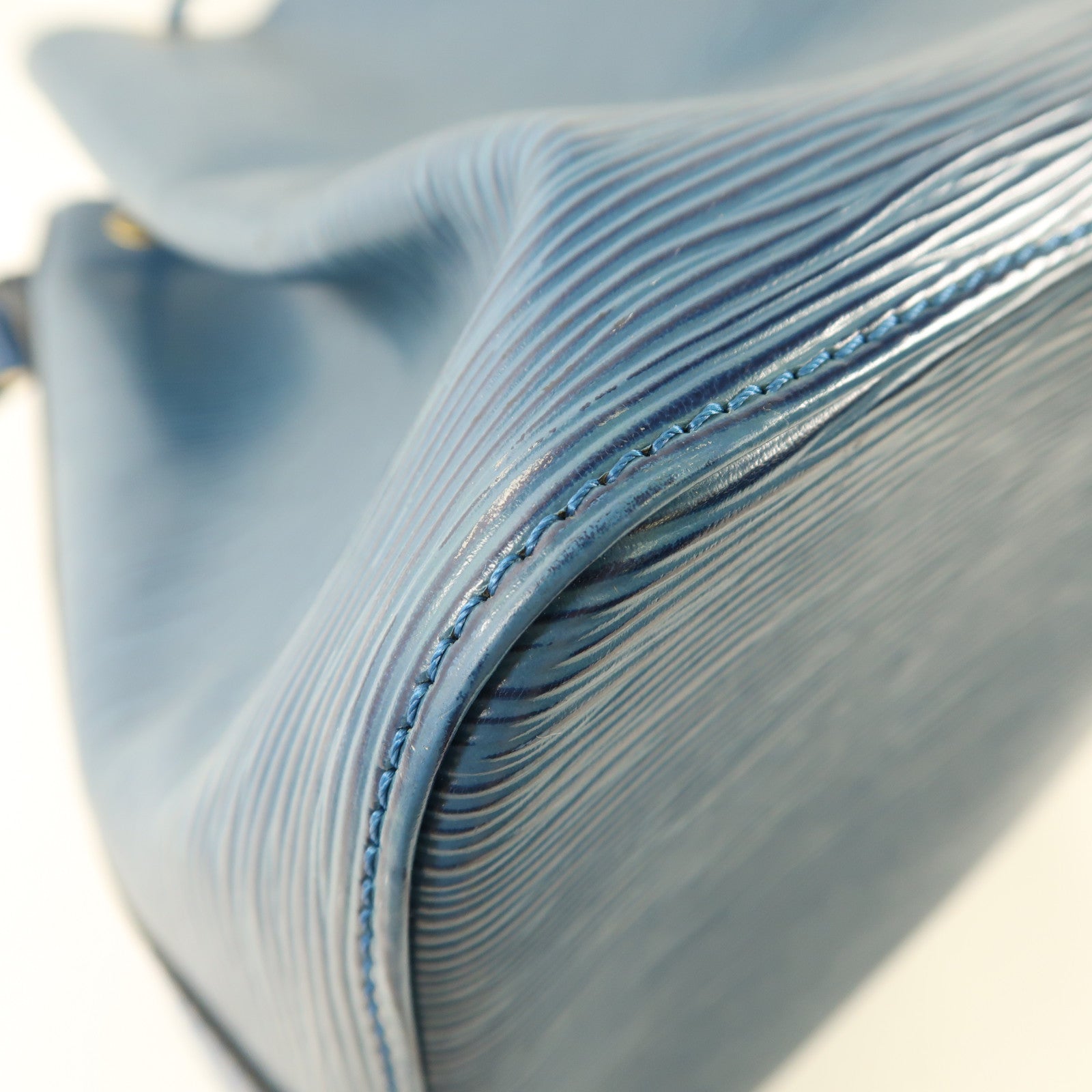 LOUIS VUITTON Epi Petit Noe金扣肩背袋