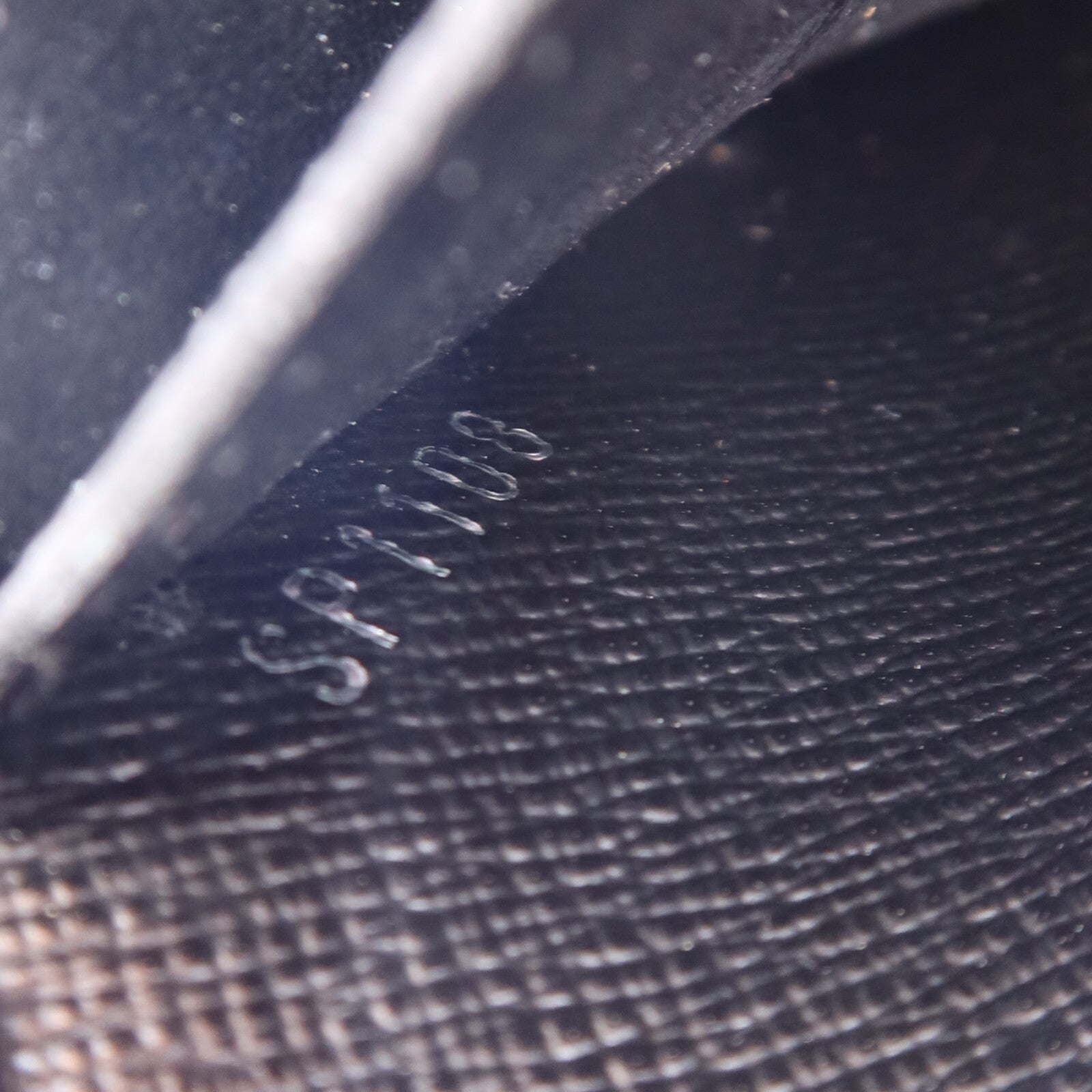 LOUIS VUITTON Epi Portefuille Twist Chain Wallet銀扣鏈帶肩背袋