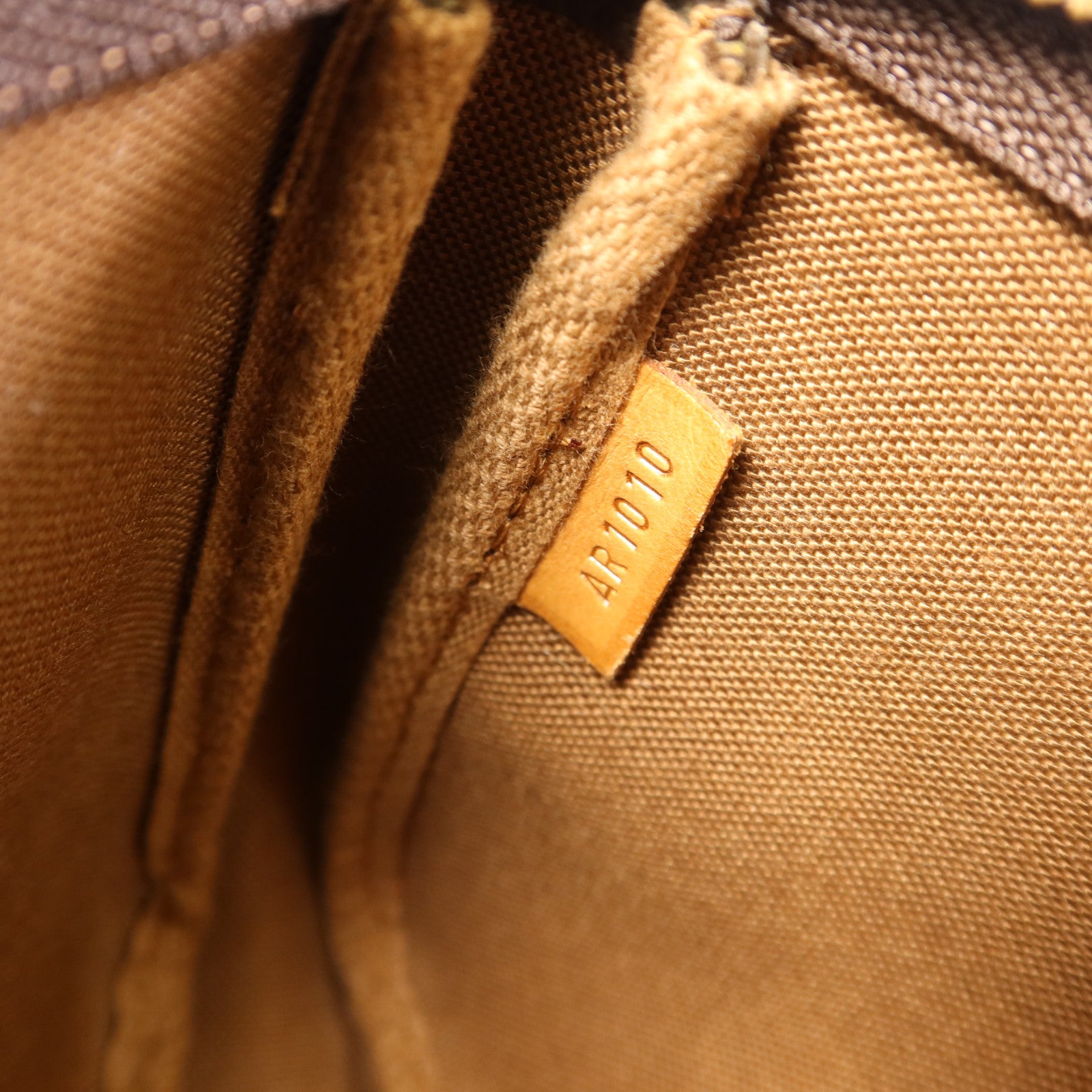 LOUIS VUITTON Monogram Pochette Accessoires金扣手挽袋棕色