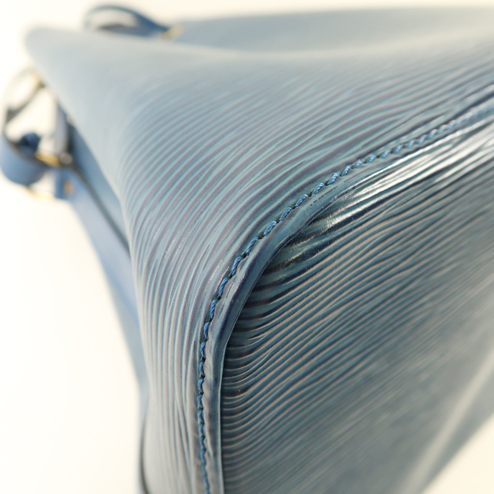 LOUIS VUITTON Epi Petit Noe金扣肩背袋