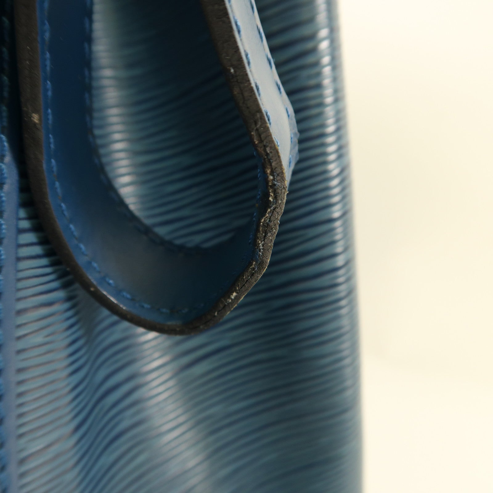 LOUIS VUITTON Epi Petit Noe金扣肩背袋