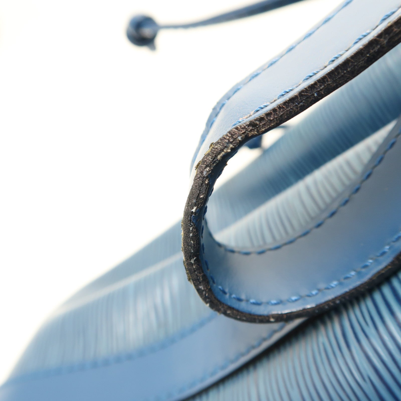 LOUIS VUITTON Epi Petit Noe金扣肩背袋