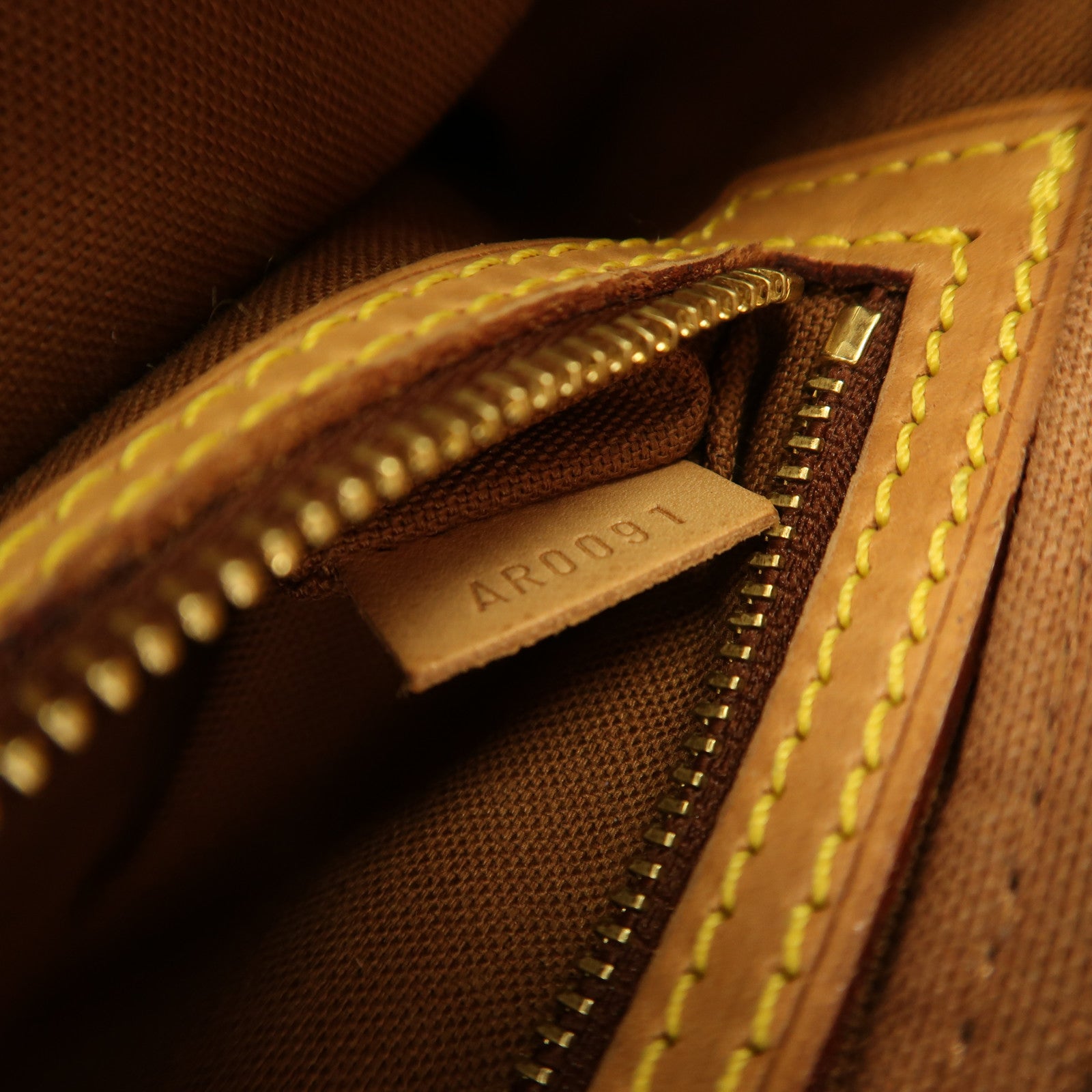 LOUIS VUITTON Monogram Trotteur金扣肩背袋啡色