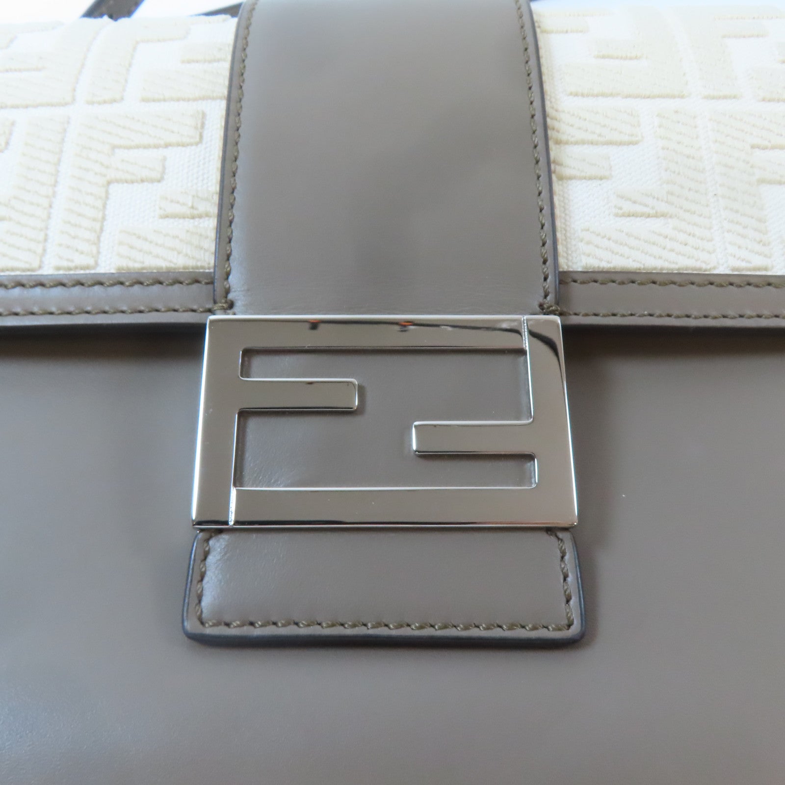 FENDI 帆布/皮革Shoulder Bag銀扣肩背袋灰色/米色