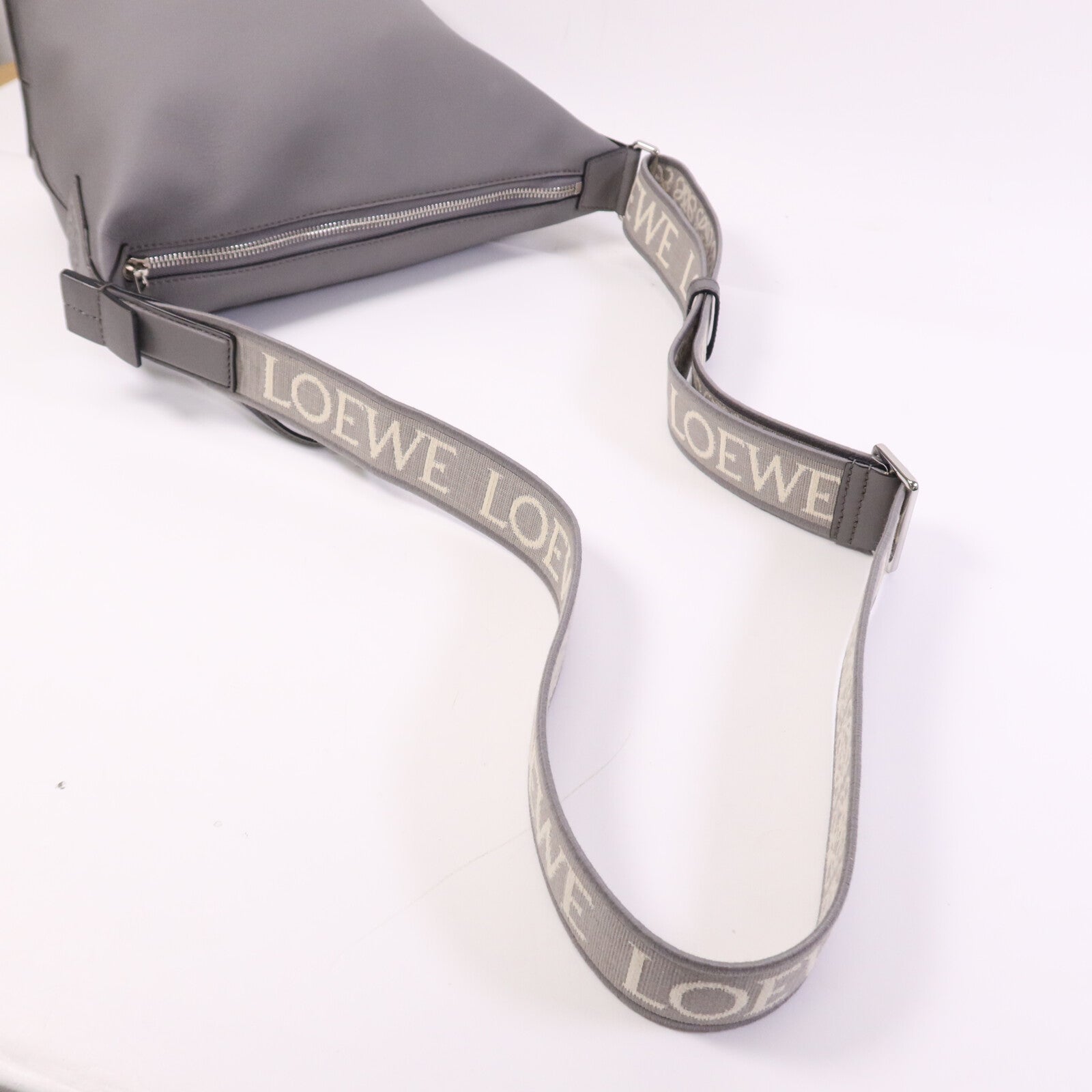 LOEWE 牛皮皮革Cubi Cross Body銀扣肩背袋