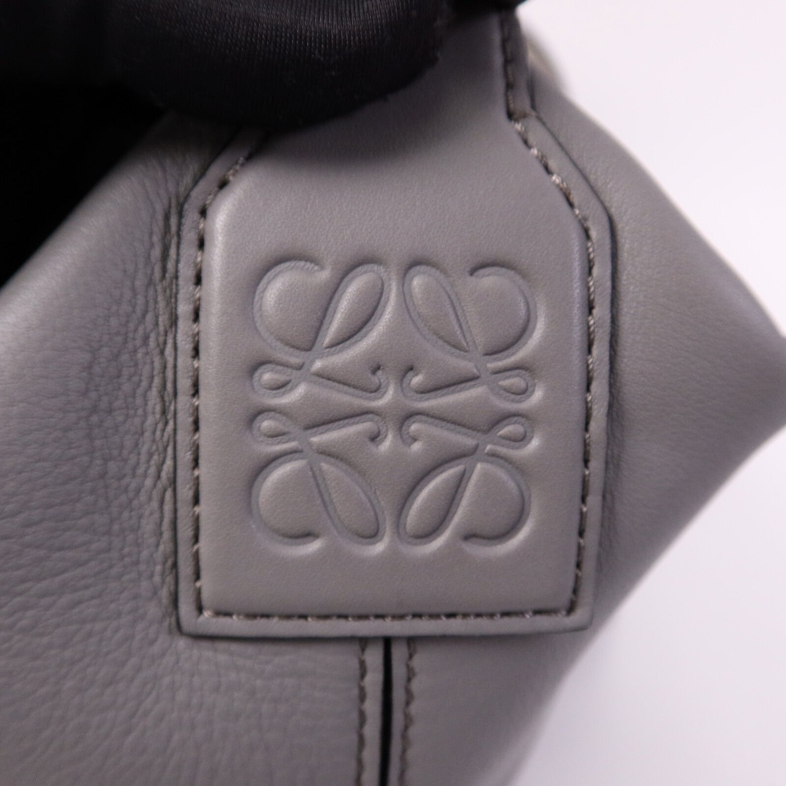 LOEWE 牛皮皮革Cubi Cross Body銀扣肩背袋