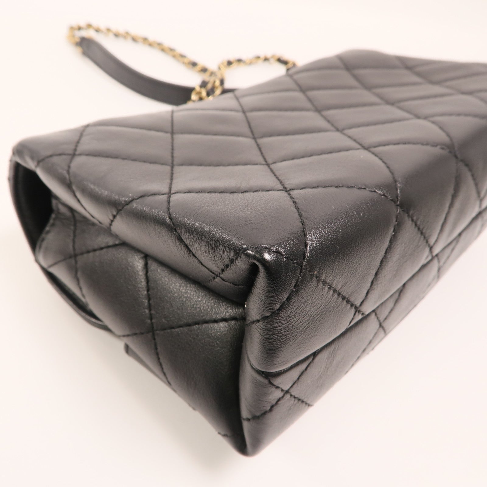 CHANEL 牛皮皮革Enchained Flap金扣鏈帶肩背袋