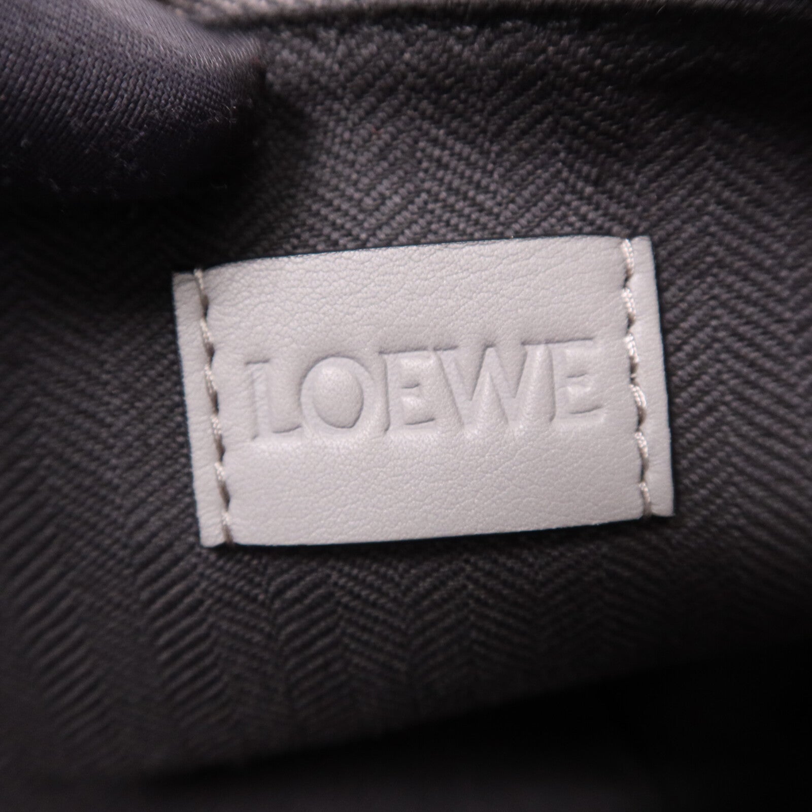LOEWE 牛皮皮革Cubi Cross Body銀扣肩背袋