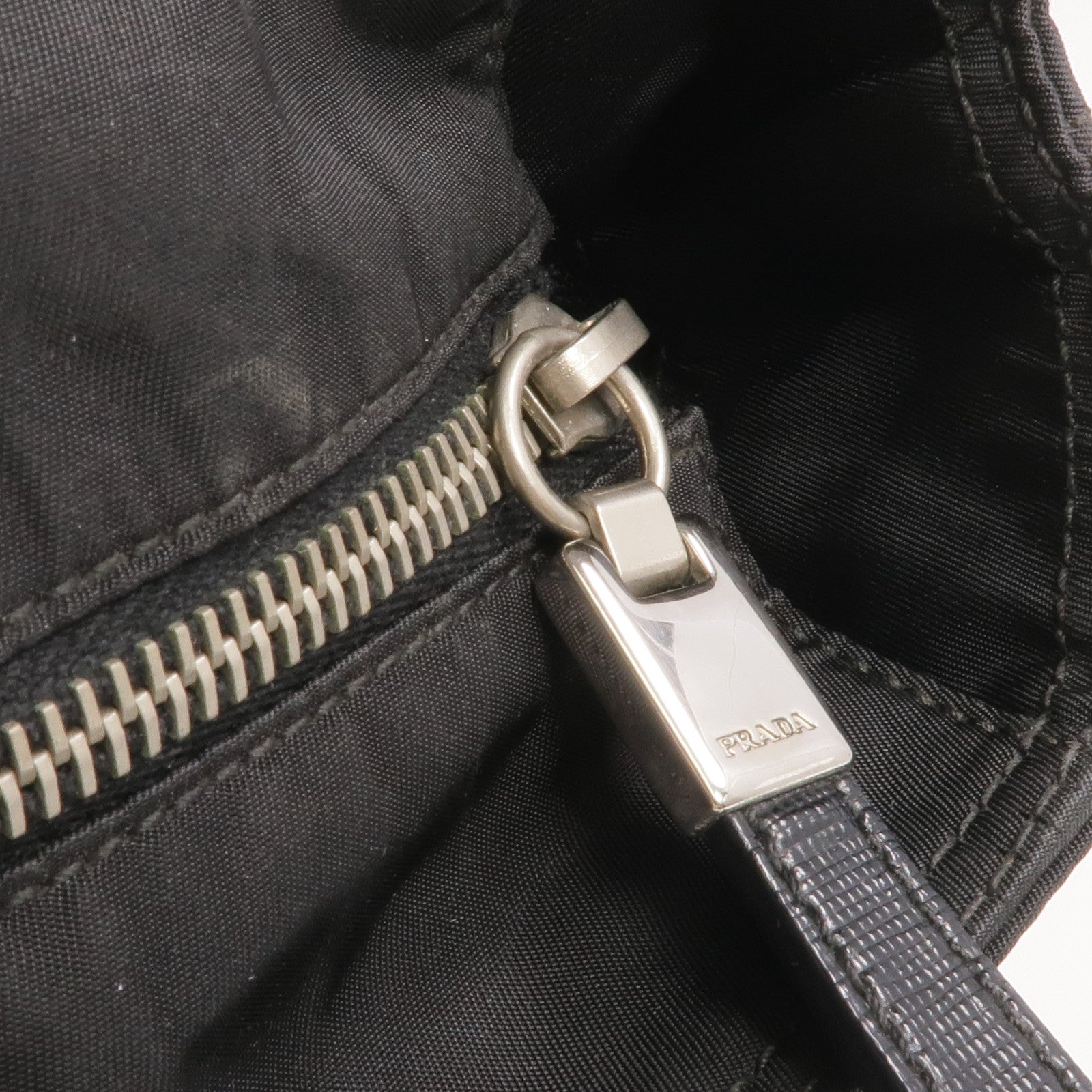 PRADA 尼龍Shoulder Bag銀扣肩背袋