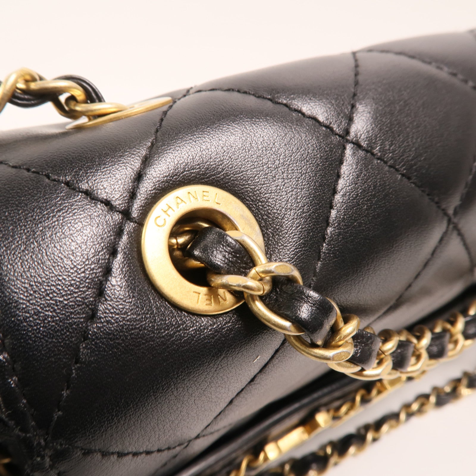 CHANEL 牛皮皮革Enchained Flap金扣鏈帶肩背袋