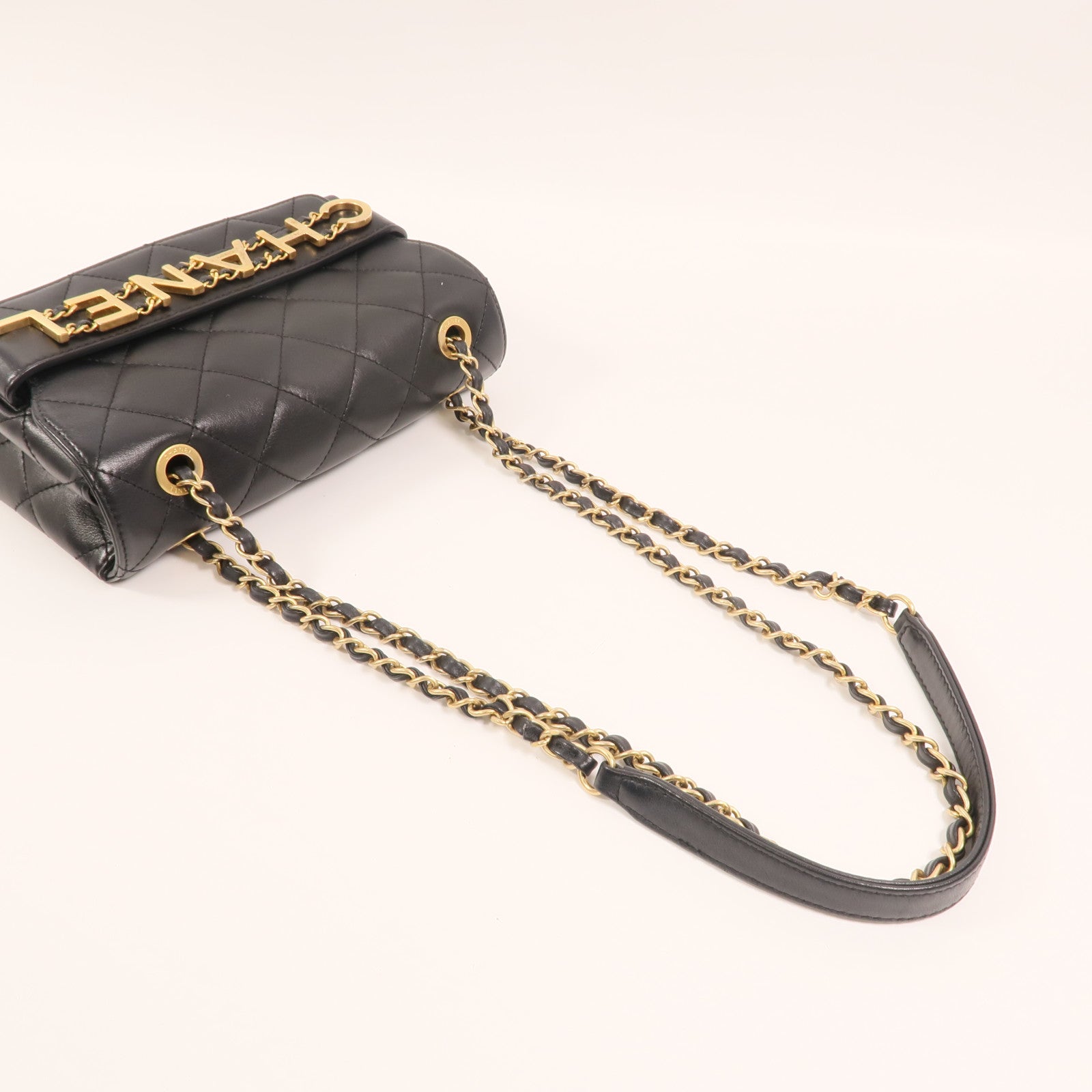 CHANEL 牛皮皮革Enchained Flap金扣鏈帶肩背袋