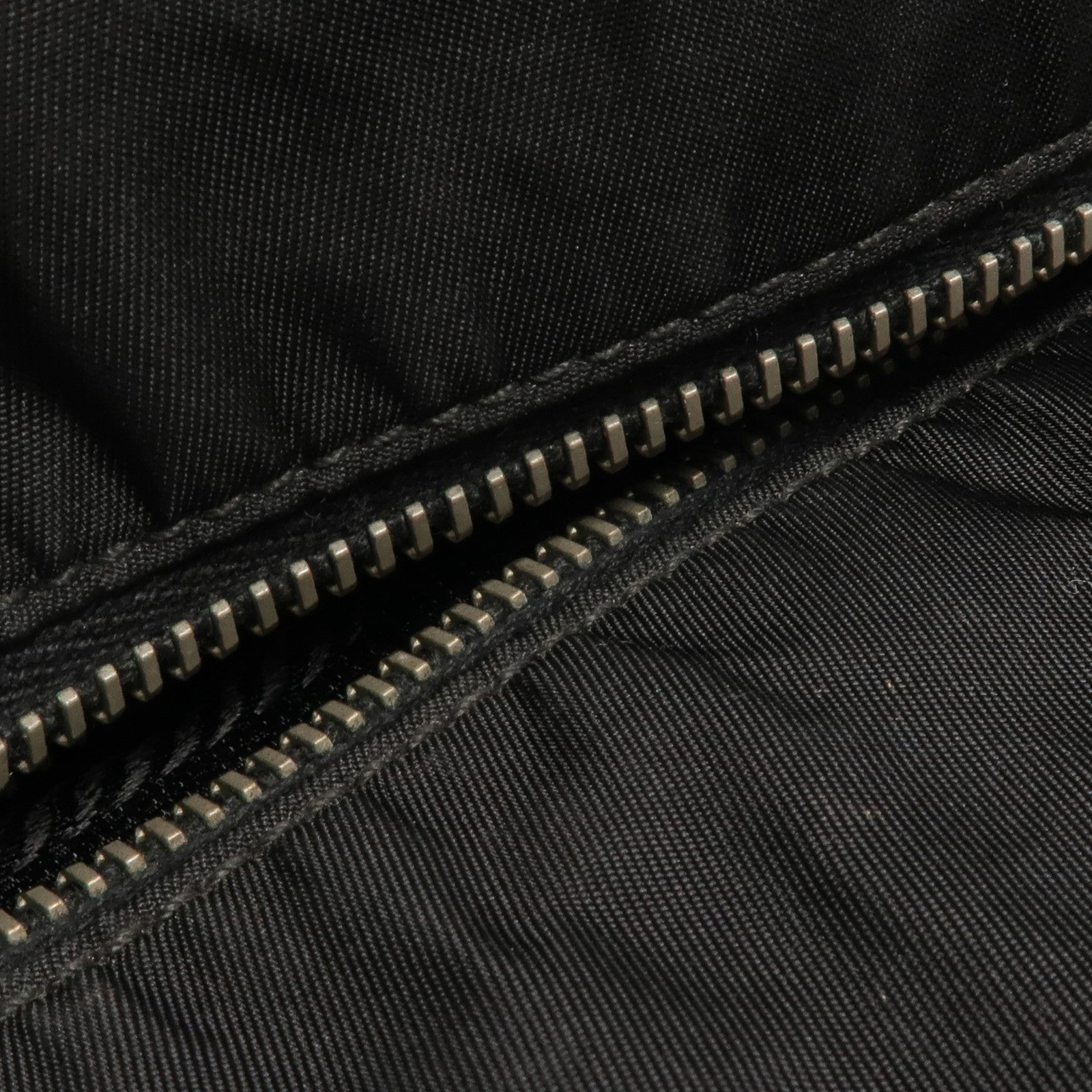 PRADA 尼龍Shoulder Bag銀扣肩背袋