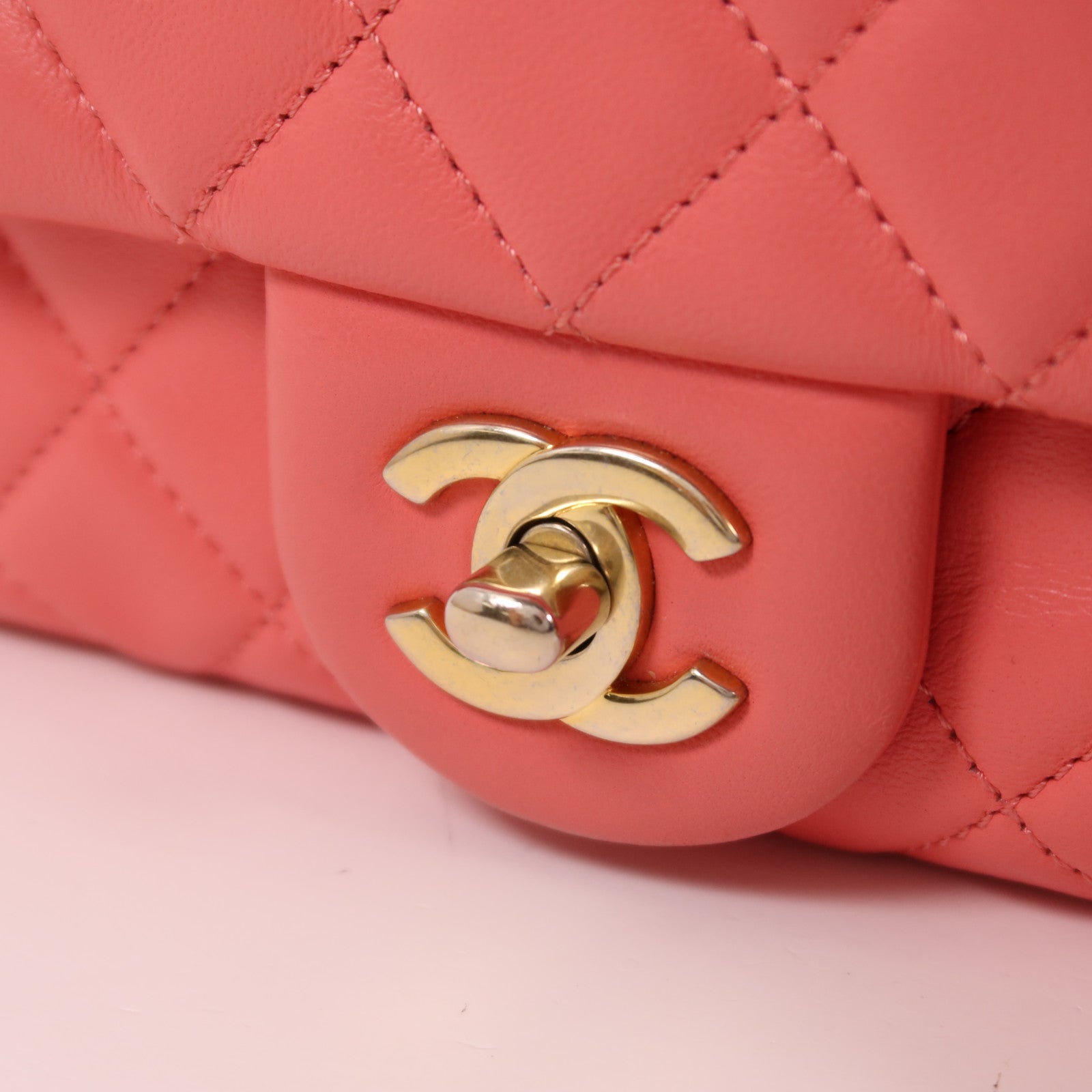 CHANEL 羊皮皮革Mini Classic 20金扣鏈帶肩背袋