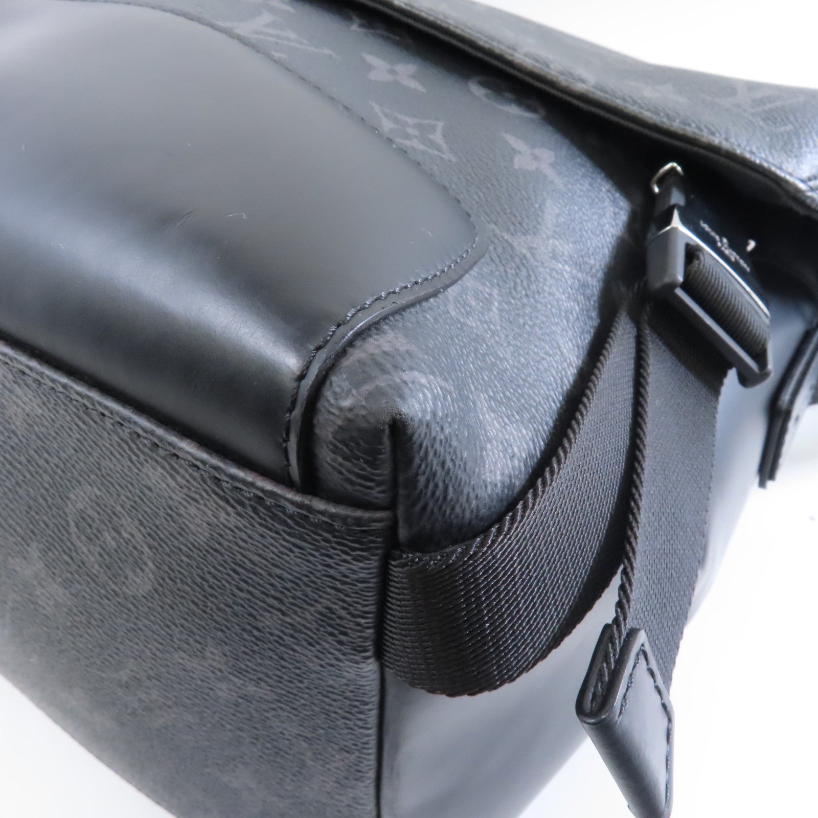 LOUIS VUITTON Monogram Eclipse Messenger Voyage MM銀扣肩背袋黑色