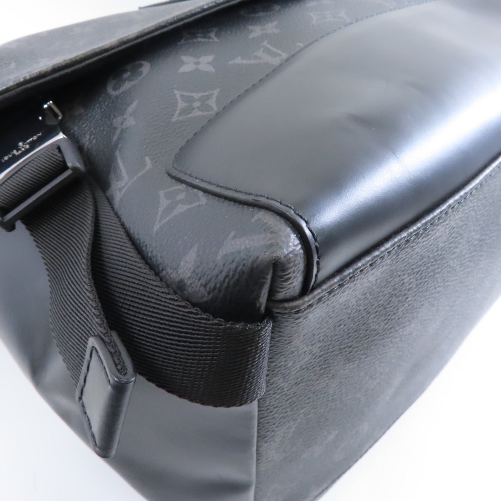 LOUIS VUITTON Monogram Eclipse Messenger Voyage MM銀扣肩背袋黑色