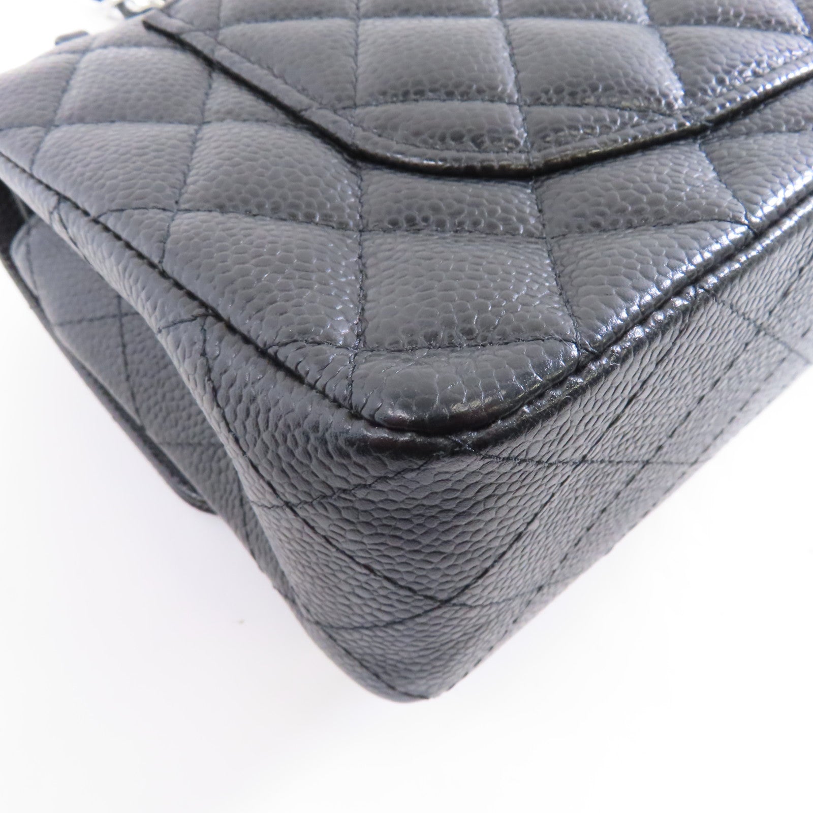 CHANEL 菱格Caviar皮革Classic Flap 23銀扣鏈帶肩背袋黑色