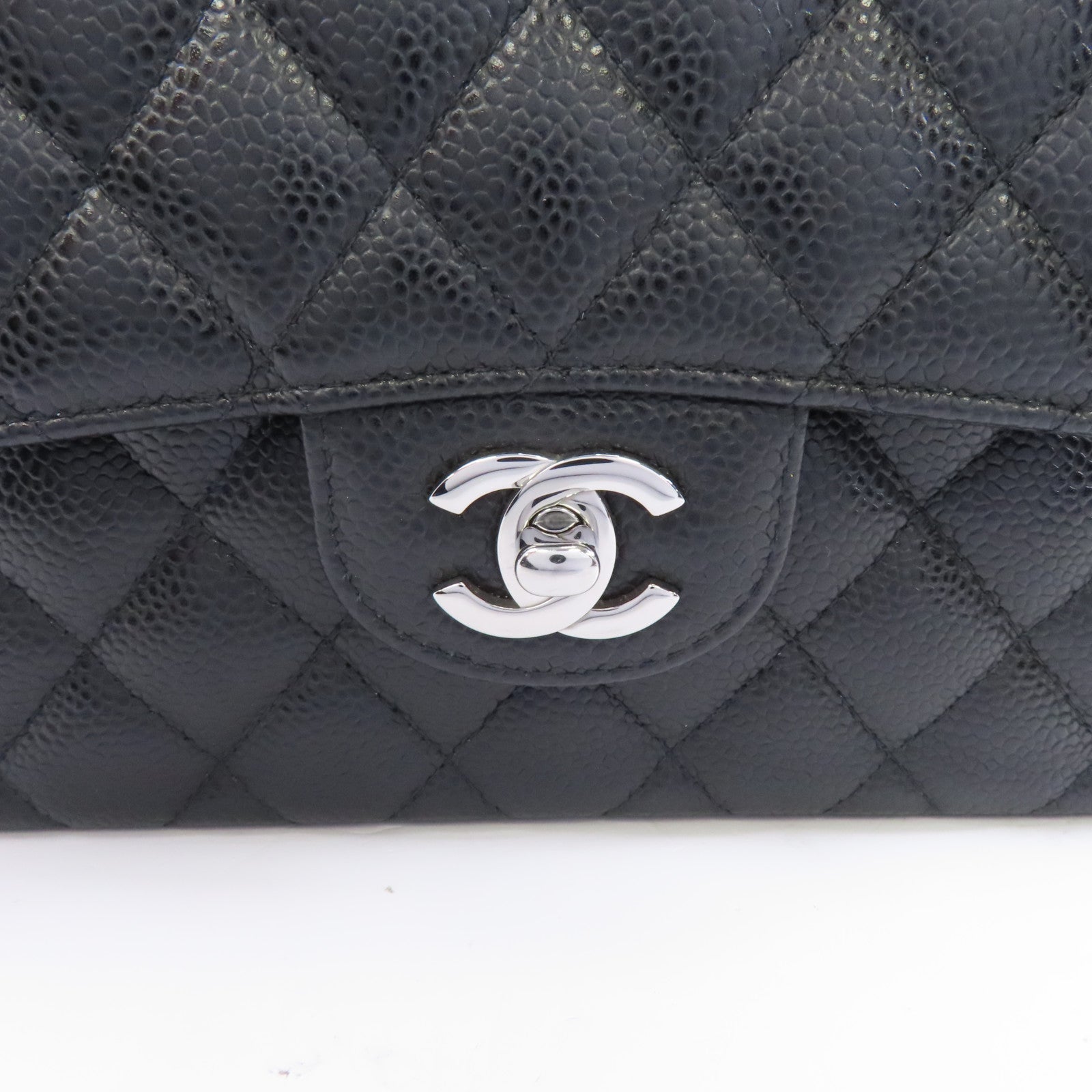 CHANEL 菱格Caviar皮革Classic Flap 23銀扣鏈帶肩背袋黑色