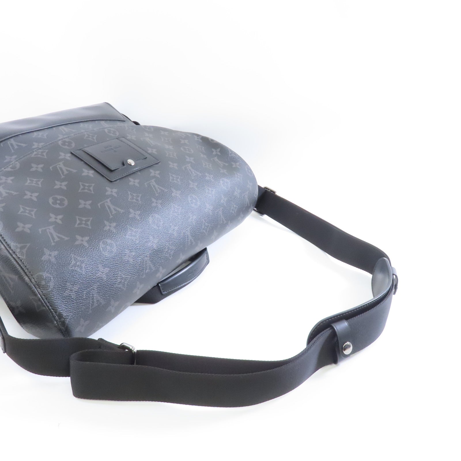 LOUIS VUITTON Monogram Eclipse Messenger Voyage MM銀扣肩背袋黑色