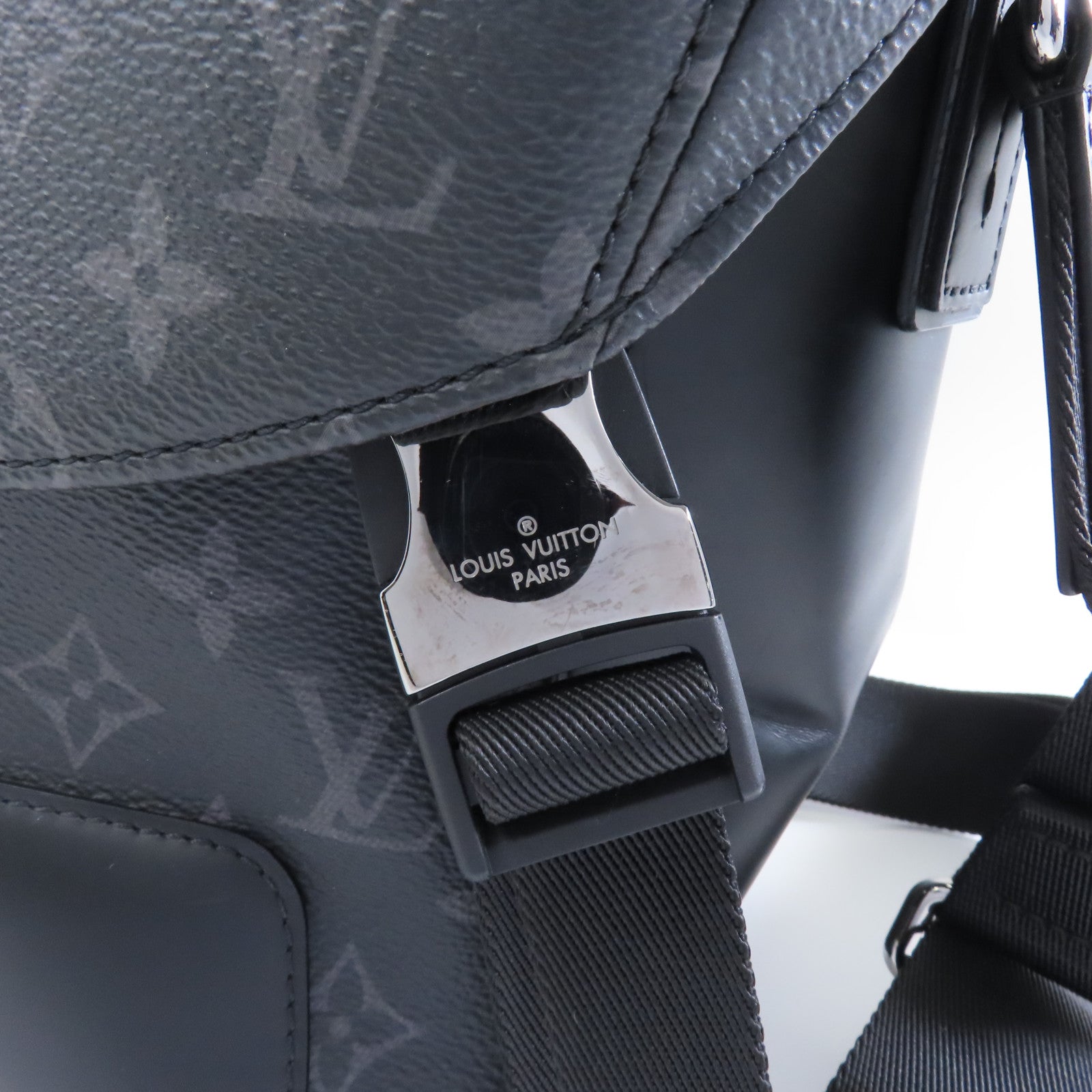 LOUIS VUITTON Monogram Eclipse Messenger Voyage MM銀扣肩背袋黑色