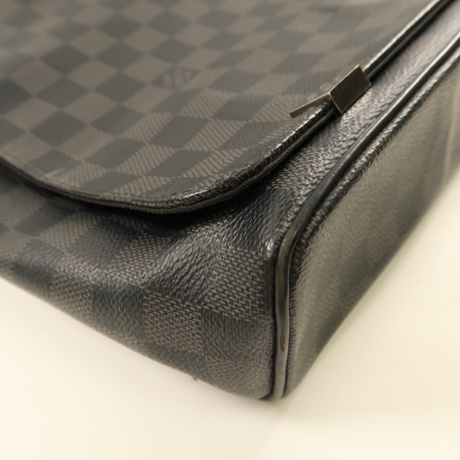 LOUIS VUITTON Damier Graphite District MM銀扣肩背袋黑色