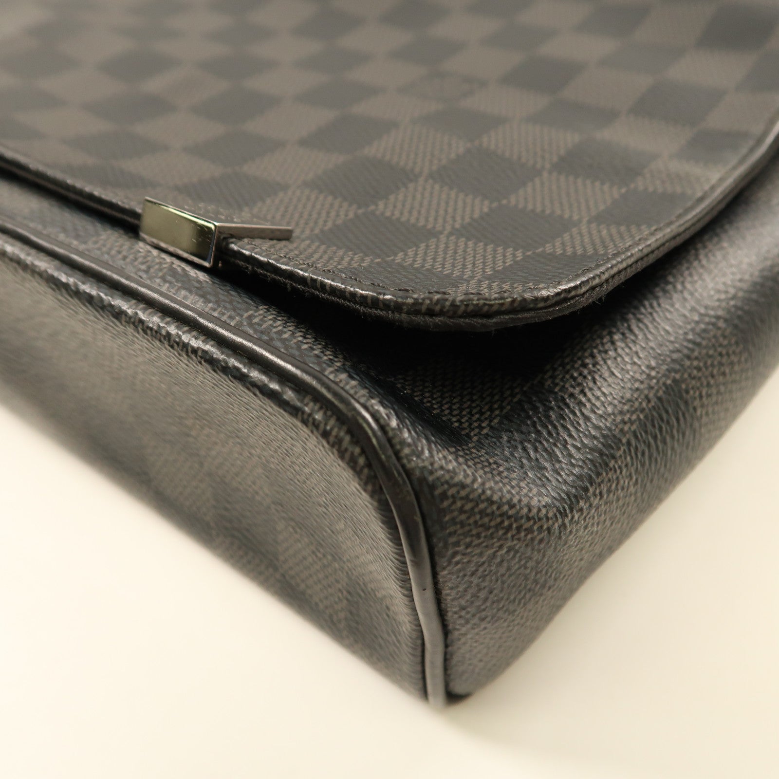 LOUIS VUITTON 【激減優惠】Damier Graphite District MM銀扣肩背袋黑色