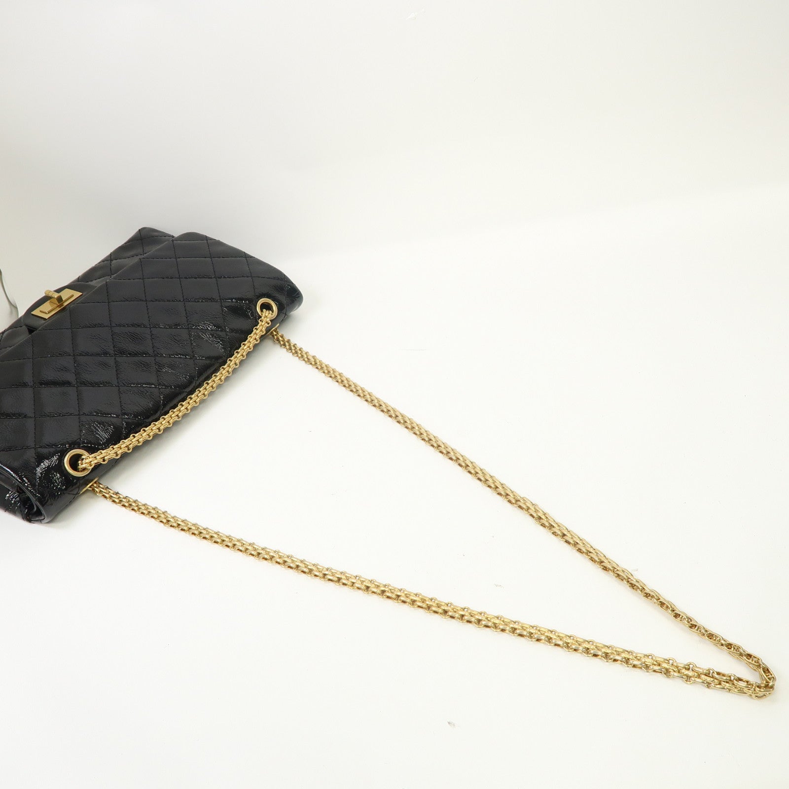 CHANEL 菱格漆皮皮革2.55金扣鏈帶肩背袋黑色