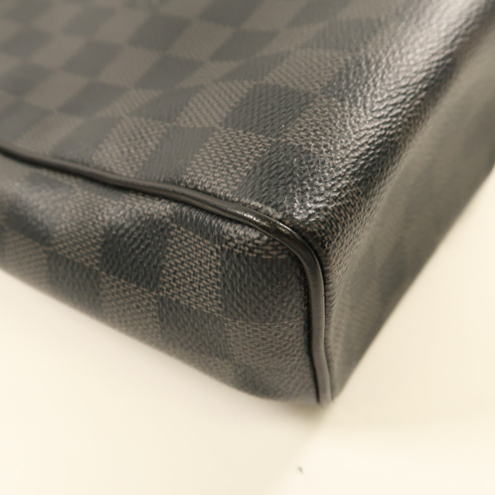 LOUIS VUITTON Damier Graphite District MM銀扣肩背袋黑色
