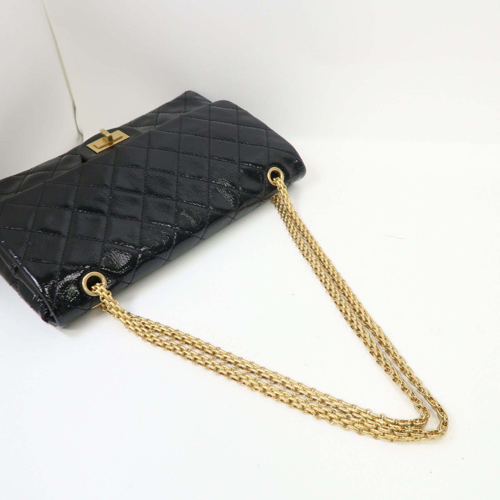 CHANEL 菱格漆皮皮革2.55金扣鏈帶肩背袋黑色