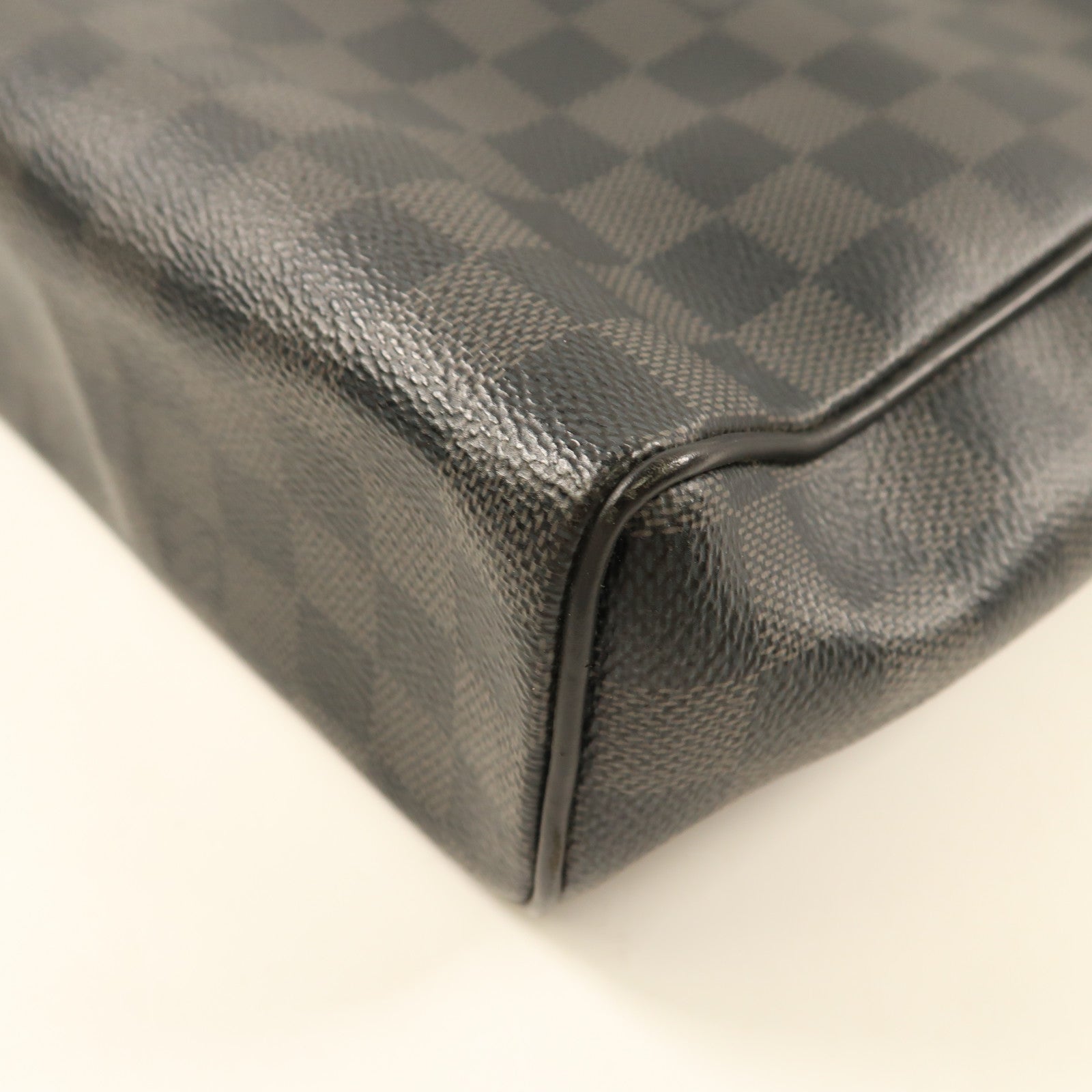 LOUIS VUITTON 【激減優惠】Damier Graphite District MM銀扣肩背袋黑色