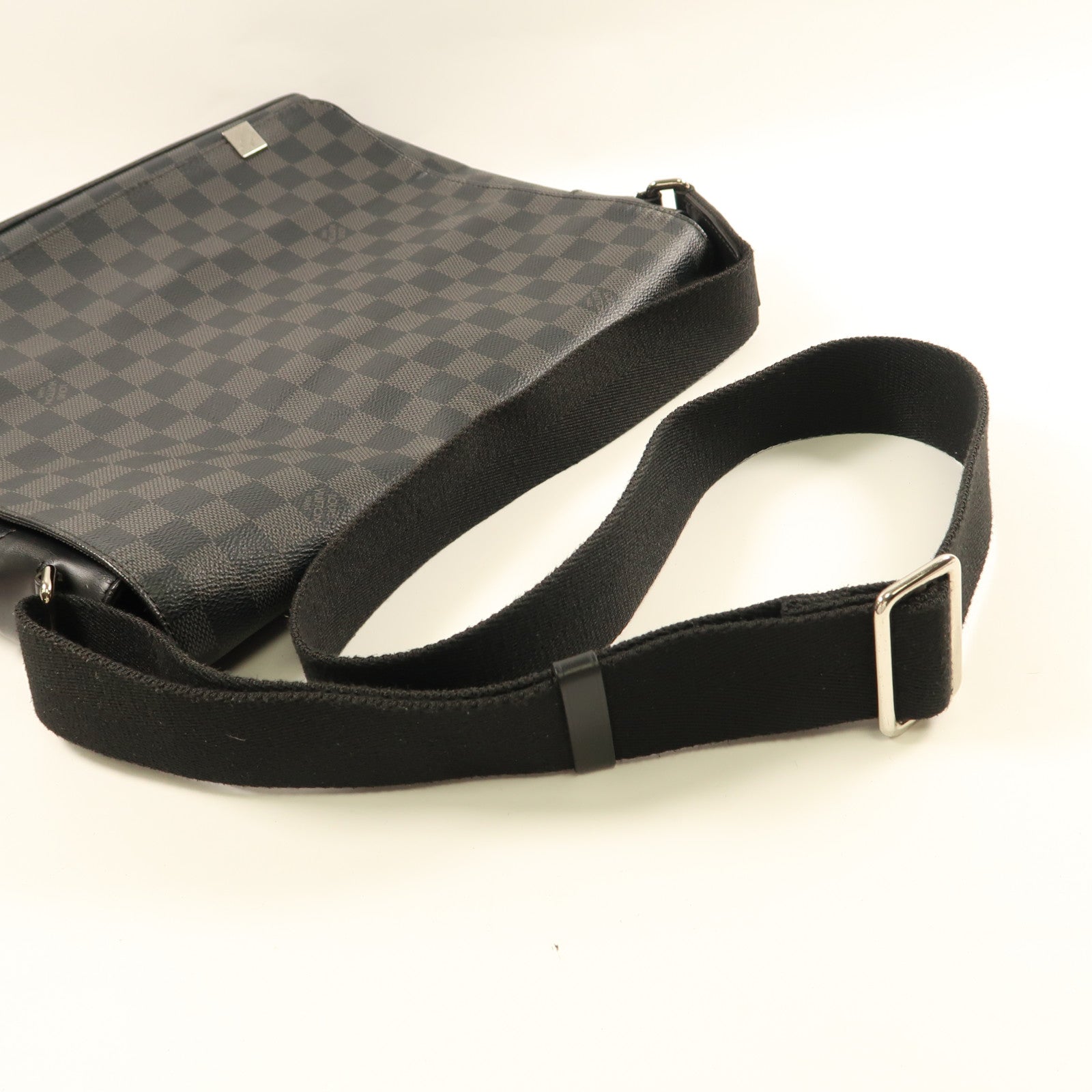 LOUIS VUITTON Damier Graphite District MM銀扣肩背袋黑色