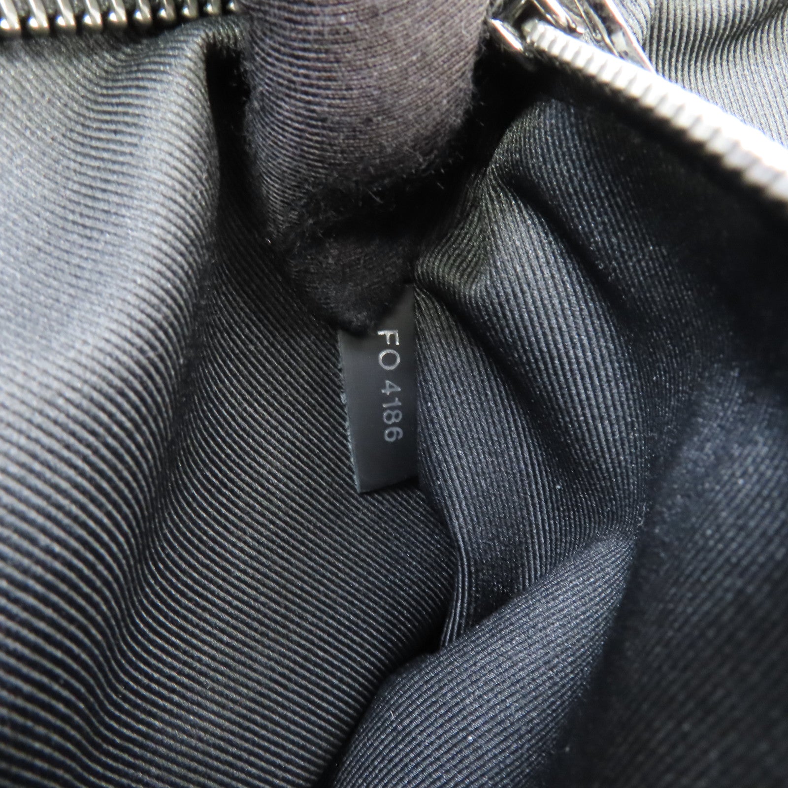 LOUIS VUITTON Monogram Eclipse Messenger Voyage MM銀扣肩背袋黑色