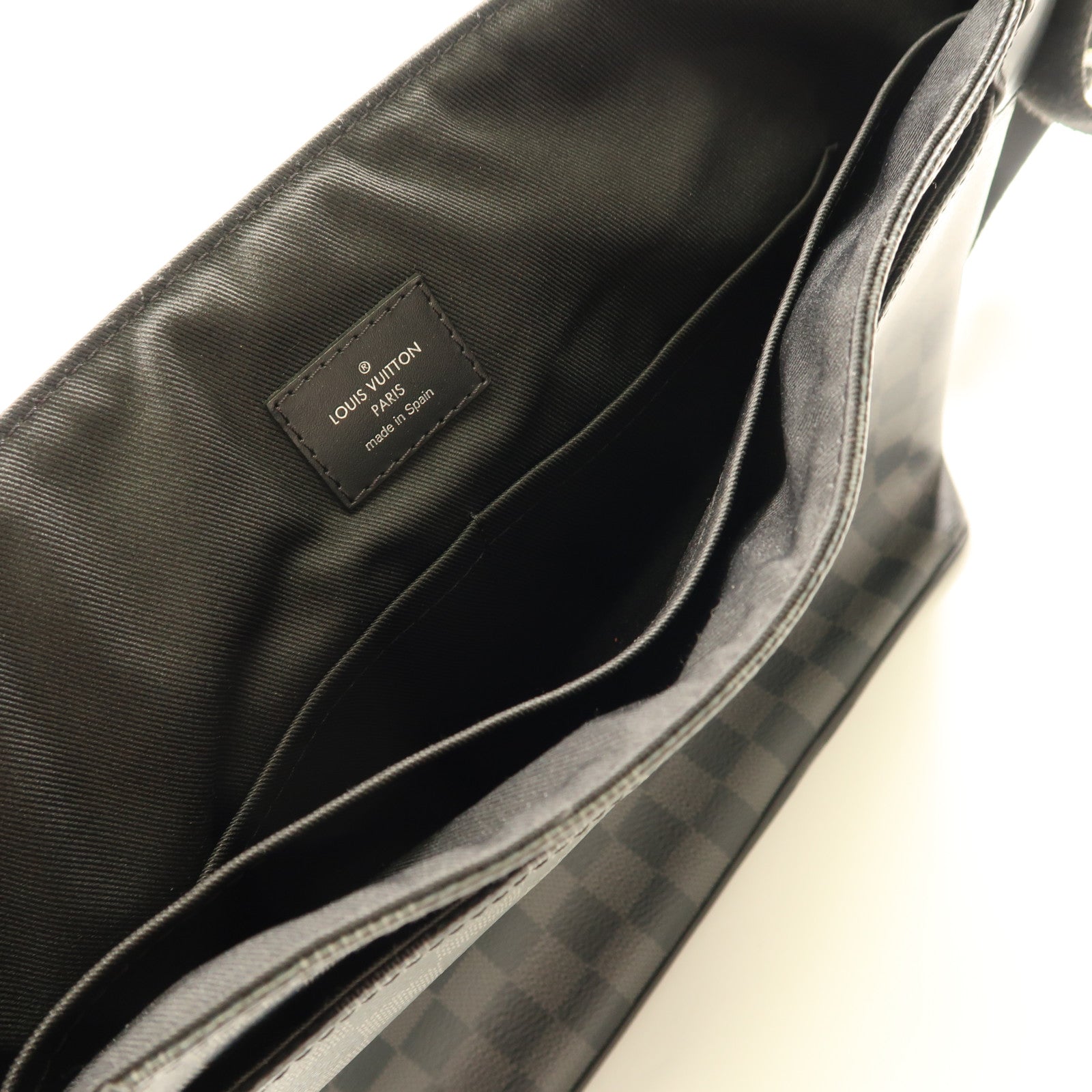 LOUIS VUITTON 【激減優惠】Damier Graphite District MM銀扣肩背袋黑色