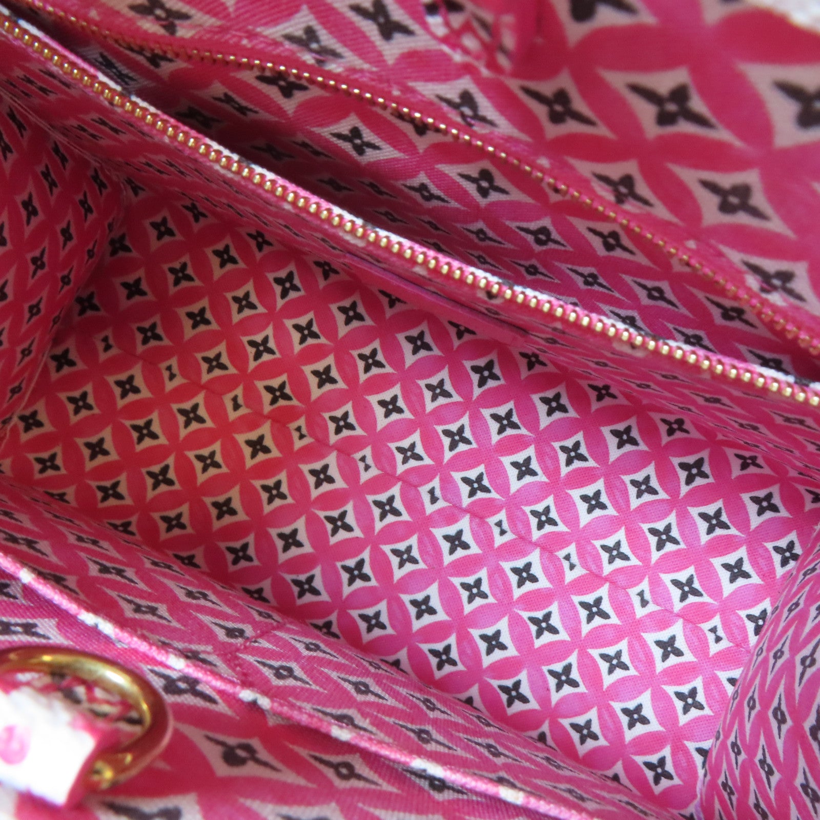 LOUIS VUITTON Monogram Giant By The Pool On The Go PM金扣手挽肩背兩用袋白色/粉紅色