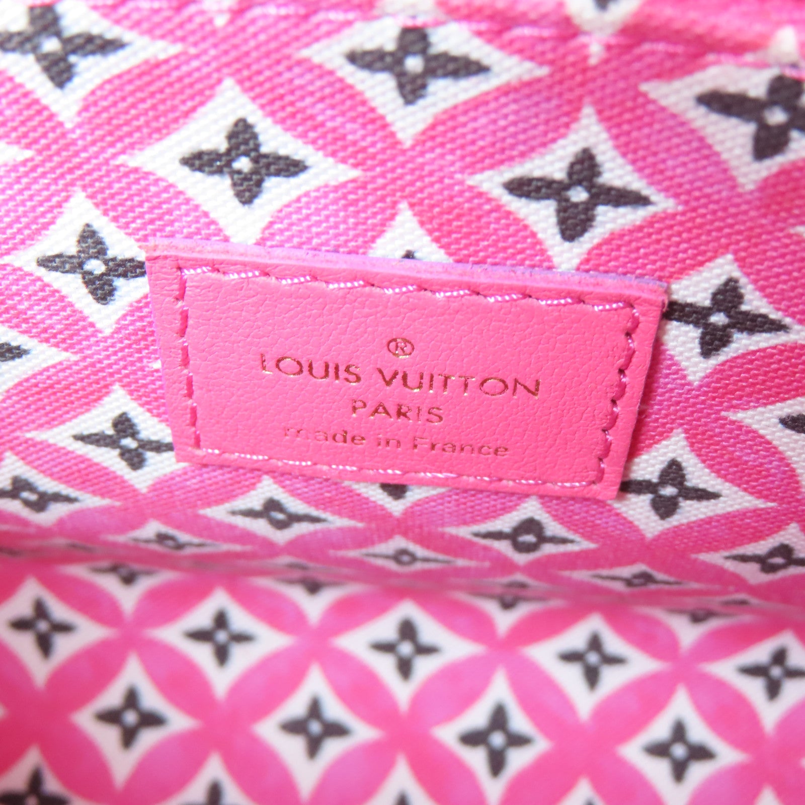 LOUIS VUITTON Monogram Giant By The Pool On The Go PM金扣手挽肩背兩用袋白色/粉紅色