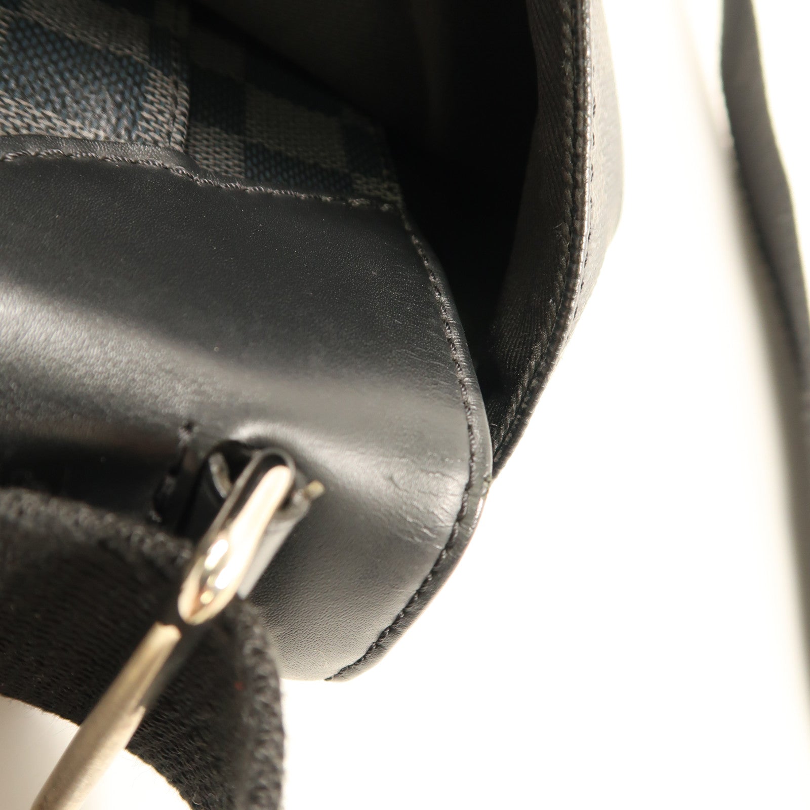 LOUIS VUITTON 【激減優惠】Damier Graphite District MM銀扣肩背袋黑色