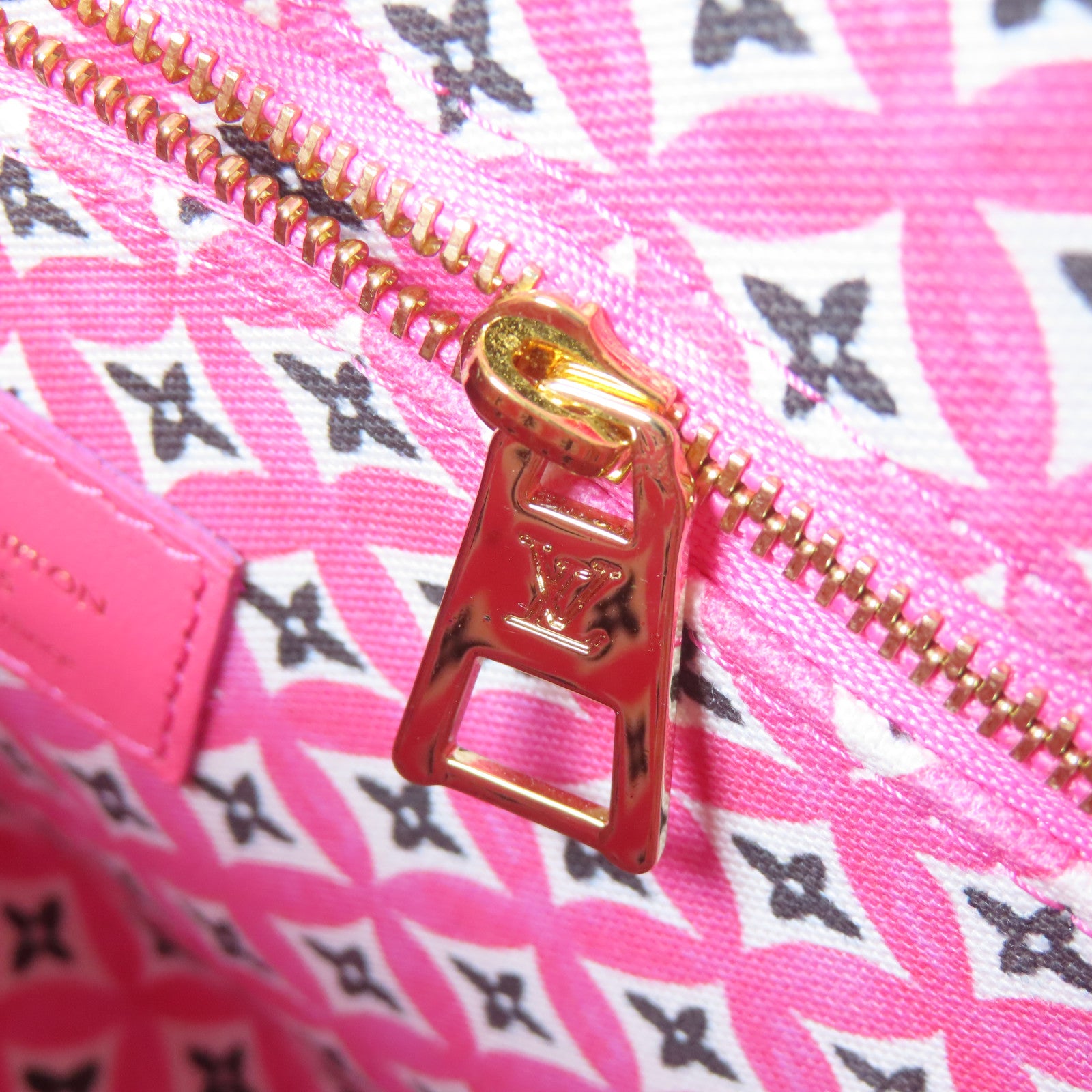 LOUIS VUITTON Monogram Giant By The Pool On The Go PM金扣手挽肩背兩用袋白色/粉紅色